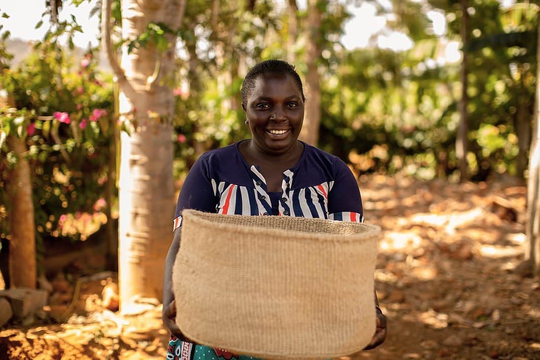 オバッキさんのインスタグラム写真 - (オバッキInstagram)「This was an emotional day. While in Kenya, I made a trip out to the rural village that makes our baskets.  Over 50 women had shown up to meet me. To see who had come all the way from Canada because of their baskets.  One lady, Margaret cried as we sat together, saying it was 'today' that she felt like a real human—finally feeling seen and worthy. She’s been a basket weaver her entire life and nobody has ever cared about who she is and what she does. Companies have put their label on her work and never looked back. But on this day, she said someone from Canada came to see her and ask about her craft—and she finally knew that she and her work mattered.  THIS is why we do our work. THIS is why Obakki exists. Because every product on our website was created by a human with a story and a purpose.  I’m so proud to represent these women. And I loved this day so much. You can discover their creations via our link in profile 💛 @treanapeake」2月24日 4時09分 - obakki