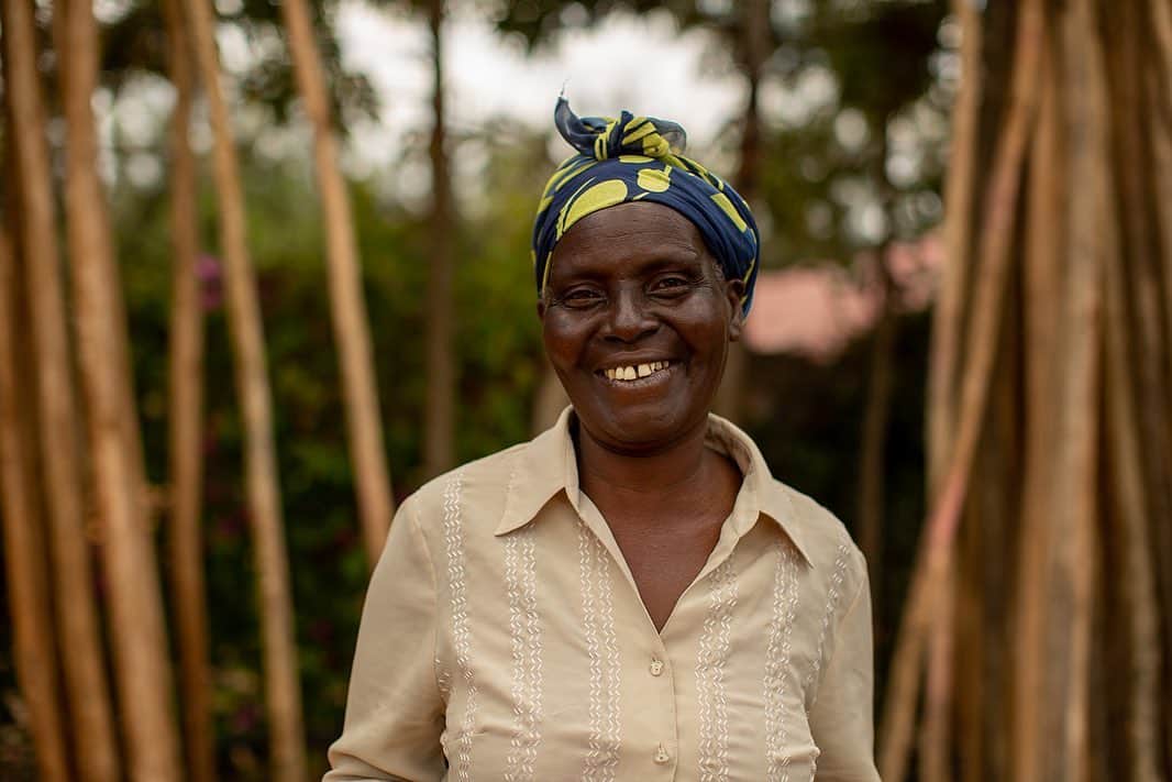 オバッキさんのインスタグラム写真 - (オバッキInstagram)「This was an emotional day. While in Kenya, I made a trip out to the rural village that makes our baskets.  Over 50 women had shown up to meet me. To see who had come all the way from Canada because of their baskets.  One lady, Margaret cried as we sat together, saying it was 'today' that she felt like a real human—finally feeling seen and worthy. She’s been a basket weaver her entire life and nobody has ever cared about who she is and what she does. Companies have put their label on her work and never looked back. But on this day, she said someone from Canada came to see her and ask about her craft—and she finally knew that she and her work mattered.  THIS is why we do our work. THIS is why Obakki exists. Because every product on our website was created by a human with a story and a purpose.  I’m so proud to represent these women. And I loved this day so much. You can discover their creations via our link in profile 💛 @treanapeake」2月24日 4時09分 - obakki
