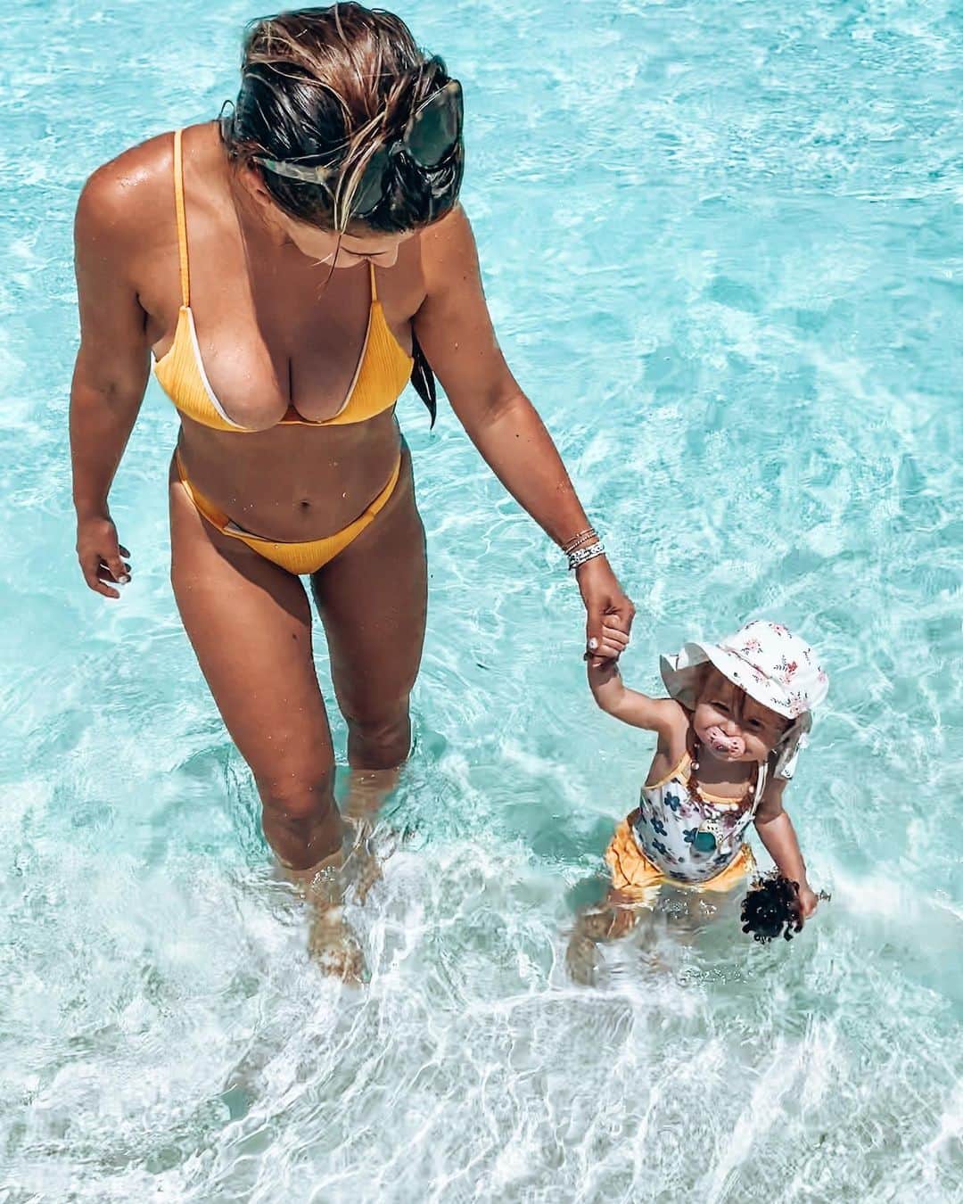 エイミー・ウィラートンのインスタグラム：「A mother first. Always. ♥️  Yes I do me too as you know😝🙃 I’m a very ‘happy mum,happy baby’ attitude. But you only have to meet my little girl for a few minutes to see she is the most confident , secure and loved child. So to anyone that questions my choices as a Mother - you aren’t me. You haven’t seen what my eyes have seen , and you don’t know what I know. I have allowed you a glimpse. That doesn’t mean you understand. So make your assumptions. Make your comments. I know in my heart , I am proud of the Mother that I choose to be ♥️」