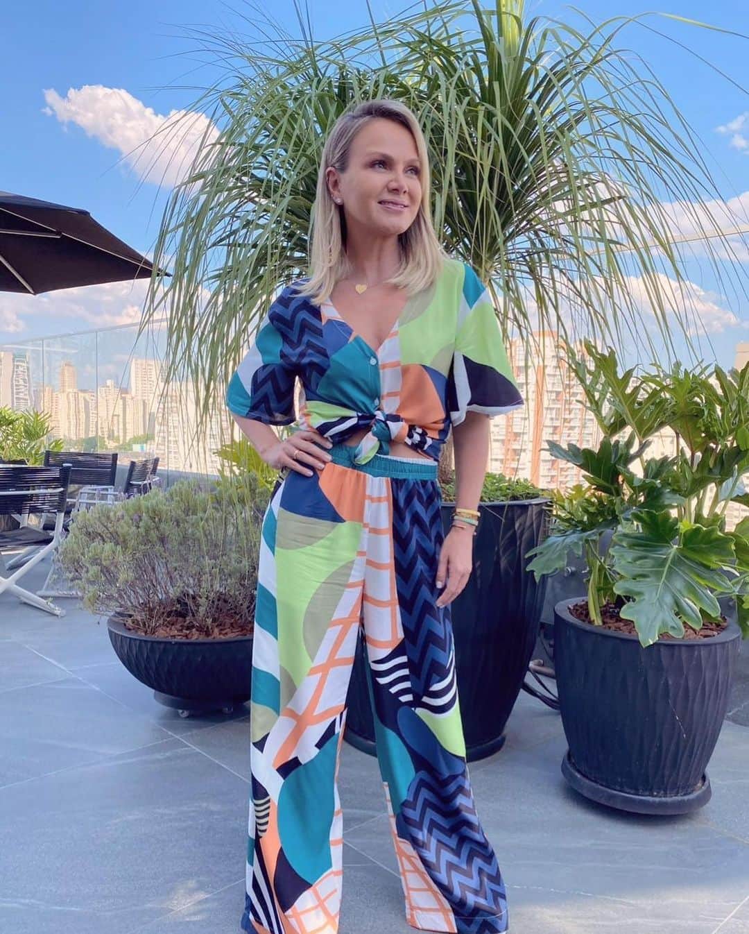 Eliana Michaelichin Bezerraのインスタグラム：「Já saiu de casa de pijama? Eu saí hoje e amei!! Quer saber o motivo? Dá uma olhada na segunda foto. Tudo pra ele! Luv @tiagoabravanel #tjama #boratrabalhar #amigoquerido #tiagoabravanel」