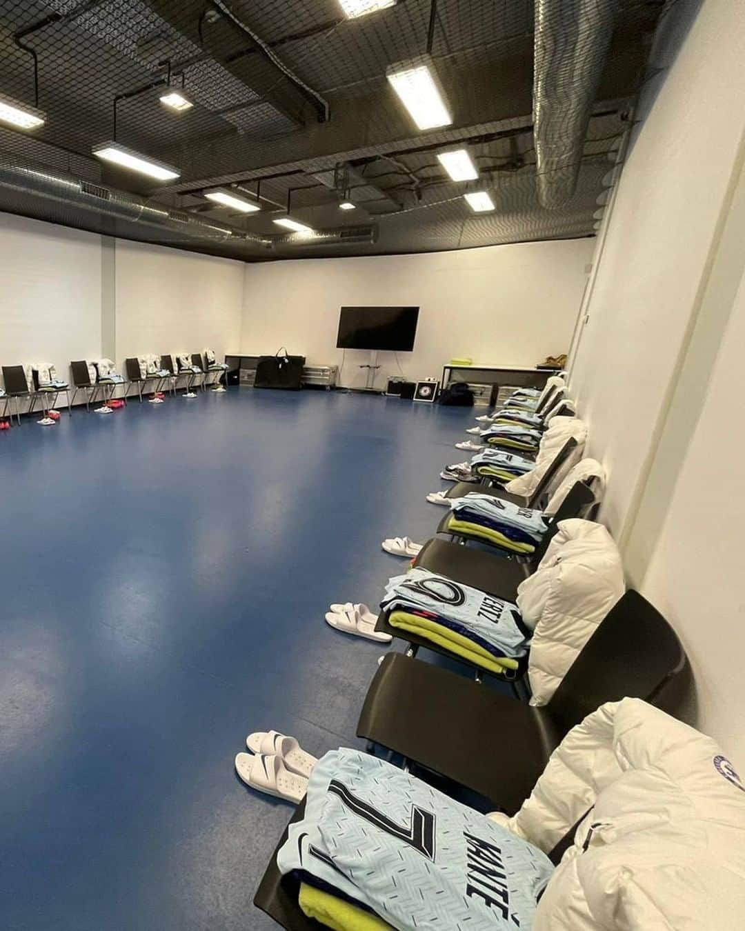 チェルシーFCさんのインスタグラム写真 - (チェルシーFCInstagram)「The away changing room👀 👕 #CFC #Chelsea #ATMCHE #UCL」2月24日 4時17分 - chelseafc