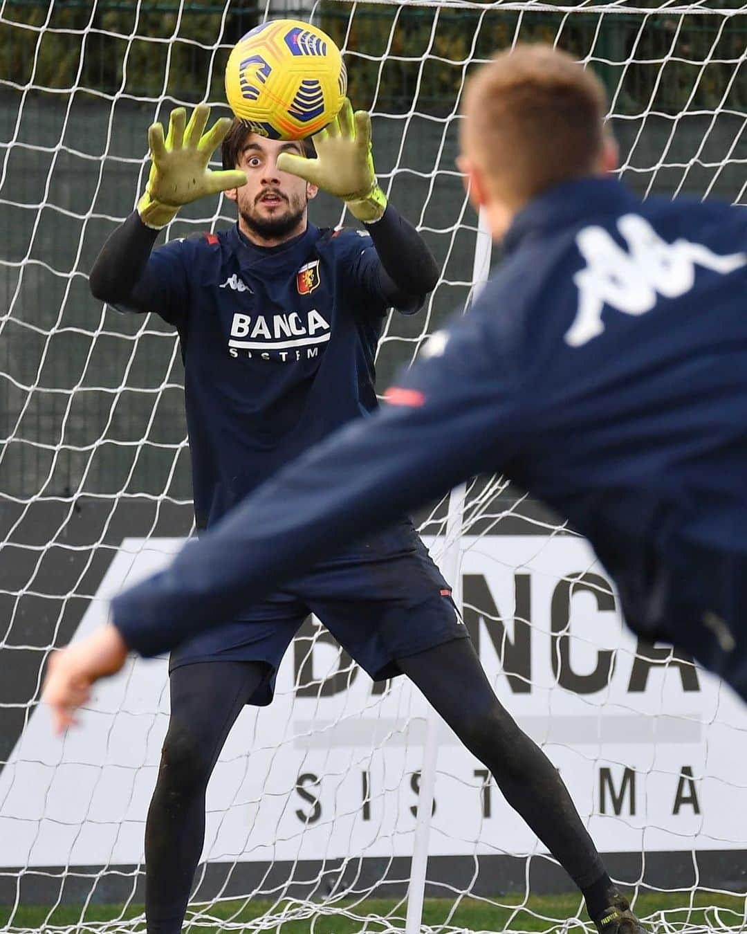 マッティア・ペリンのインスタグラム：「Si torna al lavoro!! ⚽️ 👀」