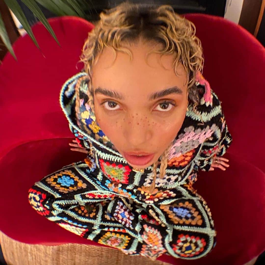 FKAツイッグスのインスタグラム：「read more b👀ks」