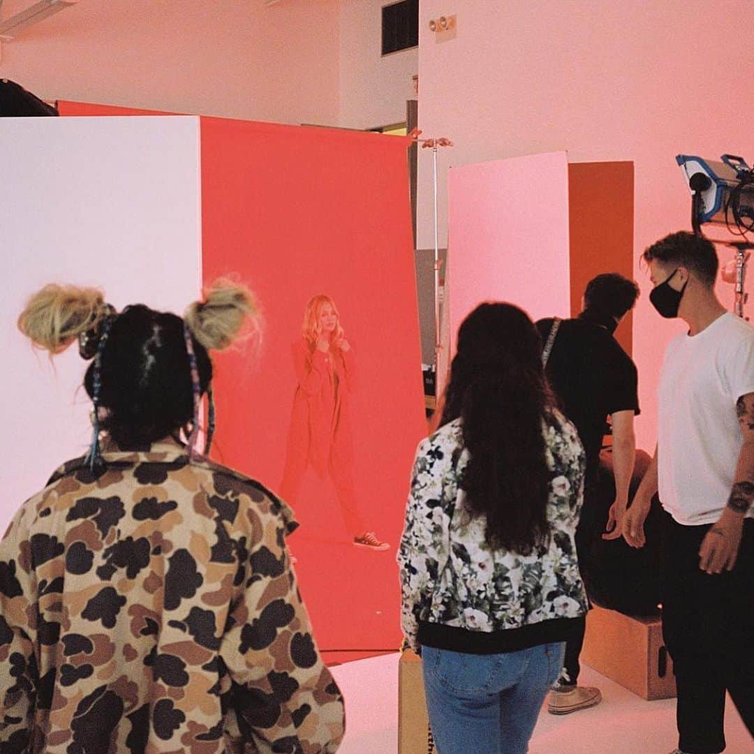 オリヴィア・ホルトのインスタグラム：「do you miss me streaming everywhere nowww ❣️」