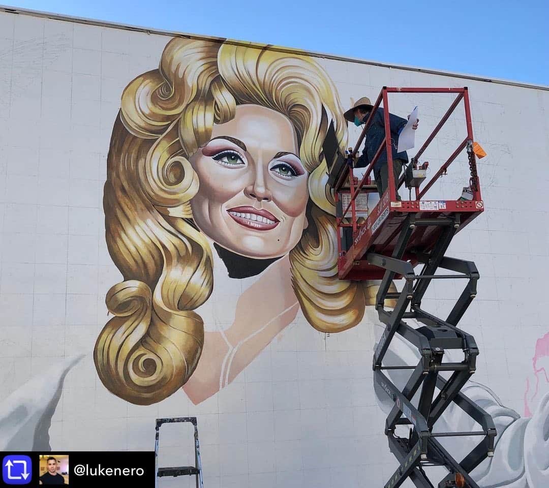 デヴィッド・ギルモアのインスタグラム：「Repost from @lukenero using repost_now_app - Announcement: @strutorangecounty will officially dedicate its 50 x 20 ft mural to @dollyparton and all the Frontline Healthcare workers of America.’ Thank you 🙏🏻  Dolly Parton is love and light. She is the very best of humanity. This is the least we could do.  Artist: @davidgilmore  Commissioned by: @lukenero  PR enquiries: @theaceagency Kathryn@theaceagency.com  Launch Date: Saturday 13th March Time: TBD」