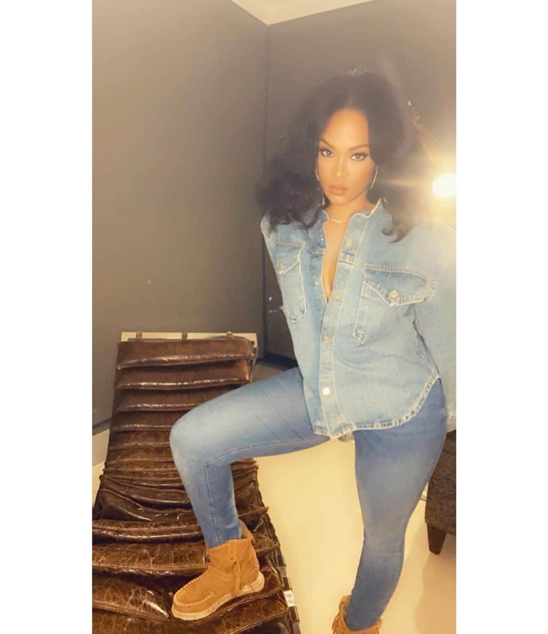 キーシャ・エップスのインスタグラム：「....cont’d He LOVES these boots on me Best gift and gift giver💋   Open denim - the last photo😎  *Boots handcrafted in Italy *Me- handcrafted in Jersey by God and my parents ☺️  #CountryGirlFromTheCity」
