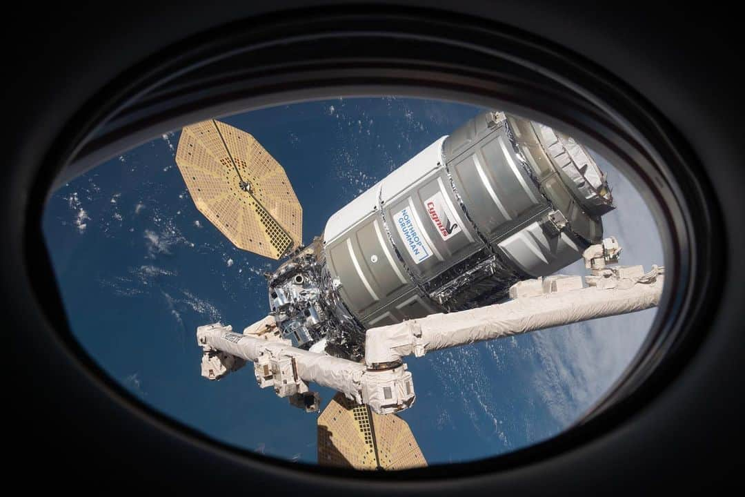 国際宇宙ステーションさんのインスタグラム写真 - (国際宇宙ステーションInstagram)「The Cygnus space freighter was captured at the station early Monday carrying about four tons of gear for the Expedition 64 crew. #nasa #csa #canadarm2 #northropgrumman #cygnus #unitedstates #canada #cargo #robotics #international #space #station」2月24日 4時25分 - iss