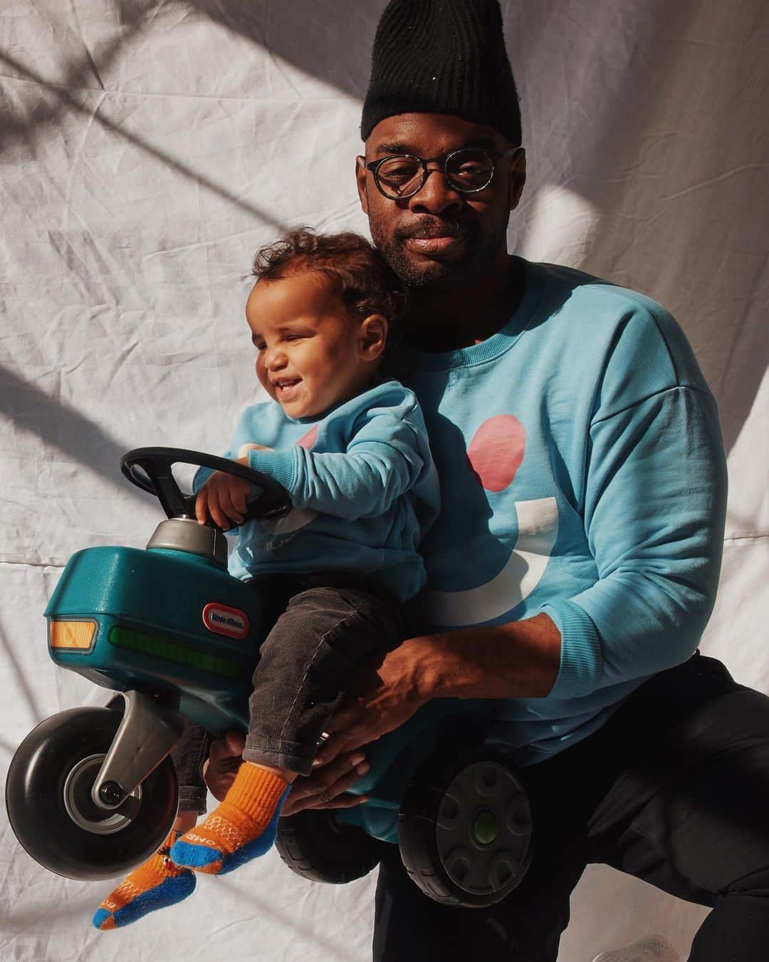 Paul Octaviousのインスタグラム：「✨🍌🍓🥝🥬✨  Seb has three parents who are huge food & flavor fanatics!   Some of our thoughts throughout his first year of life have been, “What foods will he dislike?” or “Will he be allergic anything?”   Besides making meals for Seb, we started to sprinkle @yumi meals throughout and its been a hit!  @Yumi is freshly made organic, food with over 60+ flavors that grow with your child from puree’s to finger food.  ✨THE GIVEAWAY! Seb and I are giving away a 2 week delivery of Yumi to two winners right to their door :) in the US  🎉Tag one friend and win! The friend you tag will be the winner. (Yumi food is for kids 6 months - 11 months +)  If you tag a friend please follow @pauloctavious & @yumi : )  Winners will be picked at random and be announced 2/24/21 around noon!  UPDATE* Congrats @rylms @rudeehuxtable & @mickaylajay!  You’re all a winner baby <3  Please send me a DM with your addy : )」