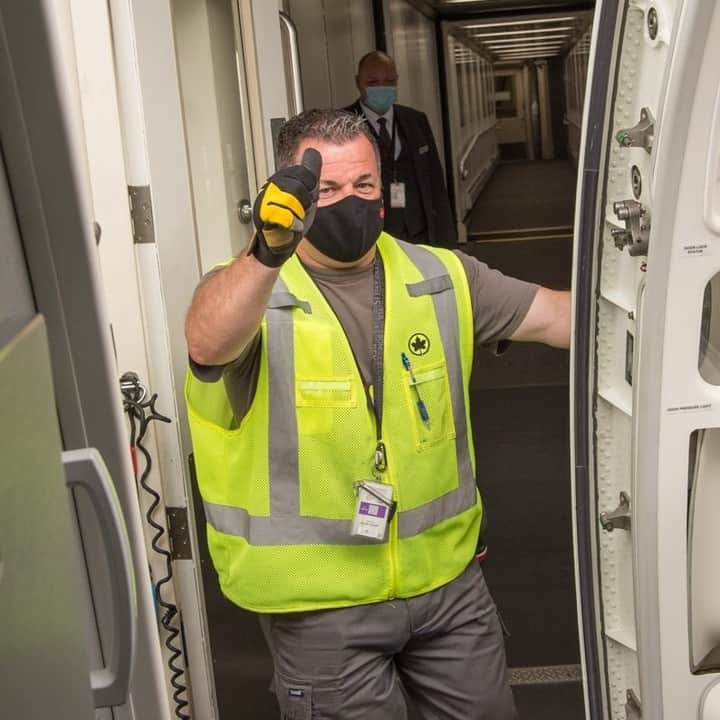 AIR CANADAさんのインスタグラム写真 - (AIR CANADAInstagram)「Today, on #NationalAviationDay, we recognize our employees’ ongoing dedication and resilience. From repatriation flights and cargo transformation, to implementing the CleanCare+ program and taking care of customers with a smile (behind masks), you are a source of pride. Thank you. ❤️✈️ . . En cette #JournéeNationaleDeLAviation, nous saluons la résilience et le dévouement de nos employés. Vols de rapatriement, transformation du fret, application du programme SoinPropre+, accueil des clients avec le sourire (derrière un masque), vous êtes une source de fierté. Merci. ❤️✈️」2月24日 4時30分 - aircanada