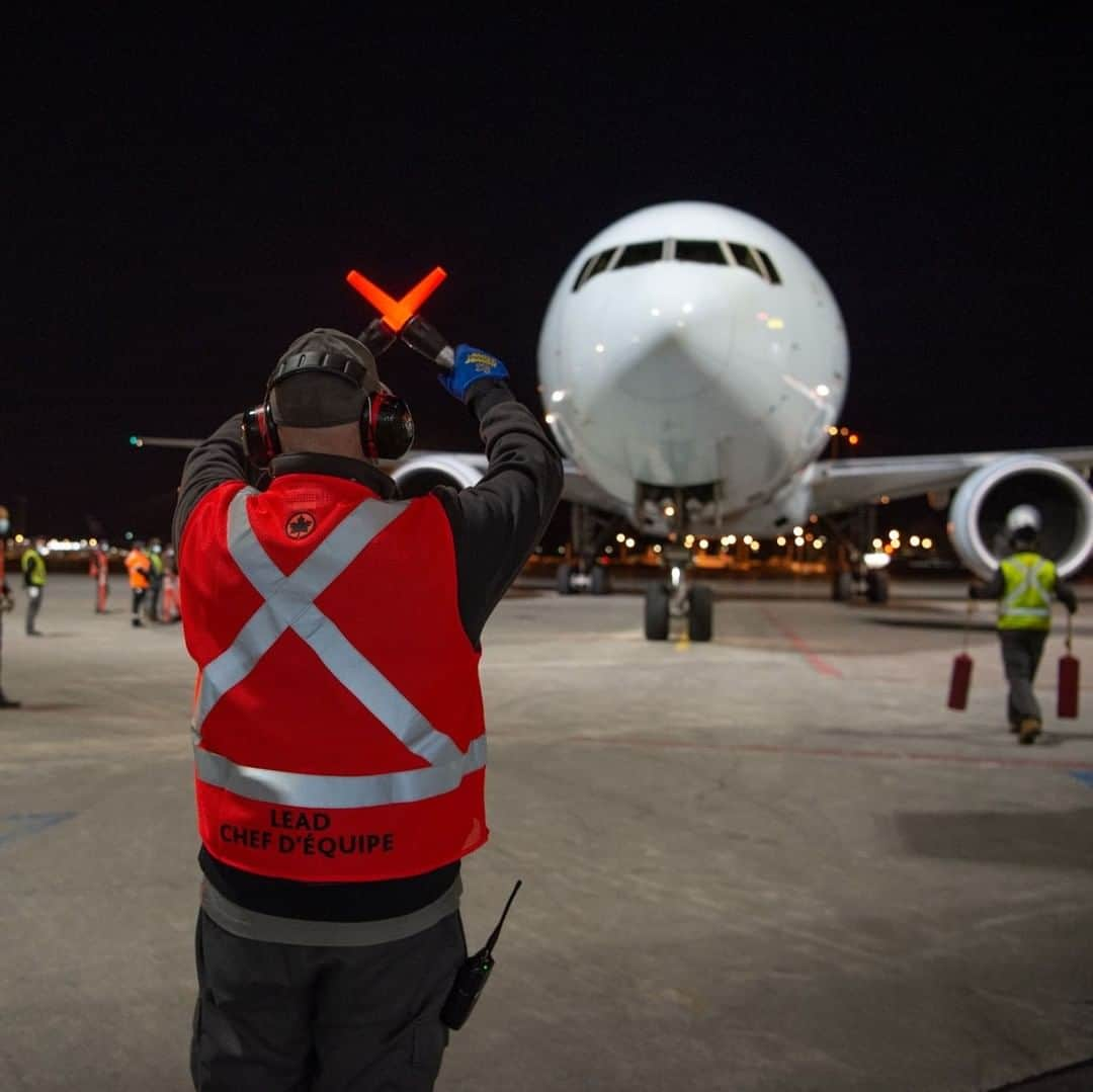 AIR CANADAさんのインスタグラム写真 - (AIR CANADAInstagram)「Today, on #NationalAviationDay, we recognize our employees’ ongoing dedication and resilience. From repatriation flights and cargo transformation, to implementing the CleanCare+ program and taking care of customers with a smile (behind masks), you are a source of pride. Thank you. ❤️✈️ . . En cette #JournéeNationaleDeLAviation, nous saluons la résilience et le dévouement de nos employés. Vols de rapatriement, transformation du fret, application du programme SoinPropre+, accueil des clients avec le sourire (derrière un masque), vous êtes une source de fierté. Merci. ❤️✈️」2月24日 4時30分 - aircanada