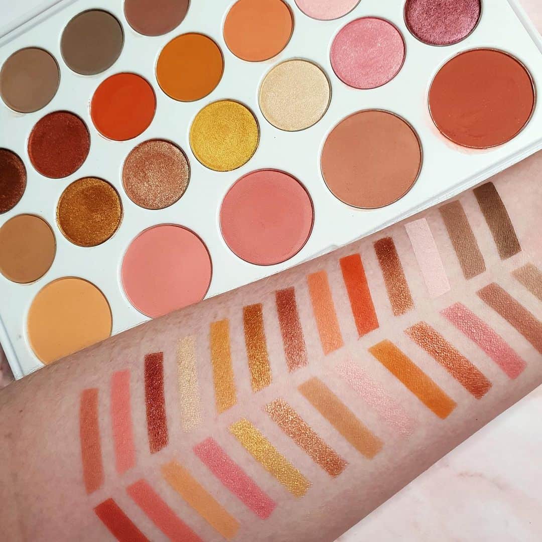 BH Cosmeticsのインスタグラム：「Shadows AND blushes?! Gotta love an all-in-one palette 😍 #bhcosmetics」
