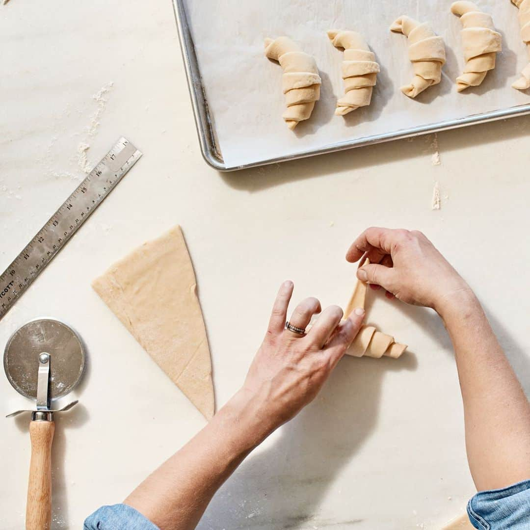 マーサ・スチュワートさんのインスタグラム写真 - (マーサ・スチュワートInstagram)「If you’ve ever dreamed of making bakery-worthy croissants at home, now’s your chance! In our March issue, @marthastewart48 asked her niece @sophieslaterwellness, a self-taught expert on sourdough, to give us a primer on how to laminate and form croissants. 🥐 Check out Sophie’s step-by-step guide in our Stories and get the recipe at the link in bio! 👆🏼#homeschoolwithmartha 📷: @johnny_miller_ recipe by: @sophieslaterwellness food styling by: @sarahcarey1」2月24日 4時39分 - marthastewart