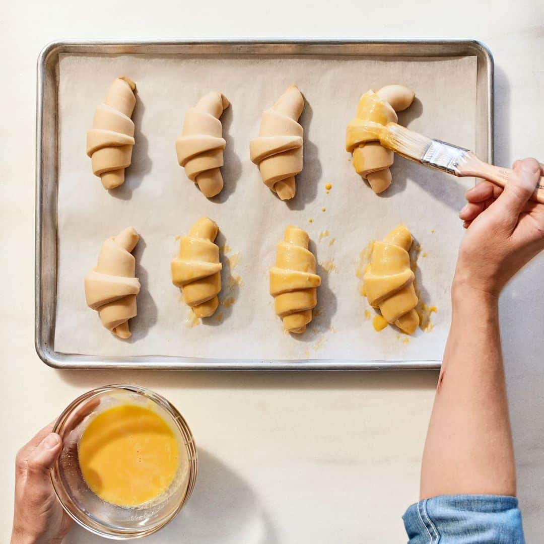 マーサ・スチュワートさんのインスタグラム写真 - (マーサ・スチュワートInstagram)「If you’ve ever dreamed of making bakery-worthy croissants at home, now’s your chance! In our March issue, @marthastewart48 asked her niece @sophieslaterwellness, a self-taught expert on sourdough, to give us a primer on how to laminate and form croissants. 🥐 Check out Sophie’s step-by-step guide in our Stories and get the recipe at the link in bio! 👆🏼#homeschoolwithmartha 📷: @johnny_miller_ recipe by: @sophieslaterwellness food styling by: @sarahcarey1」2月24日 4時39分 - marthastewart