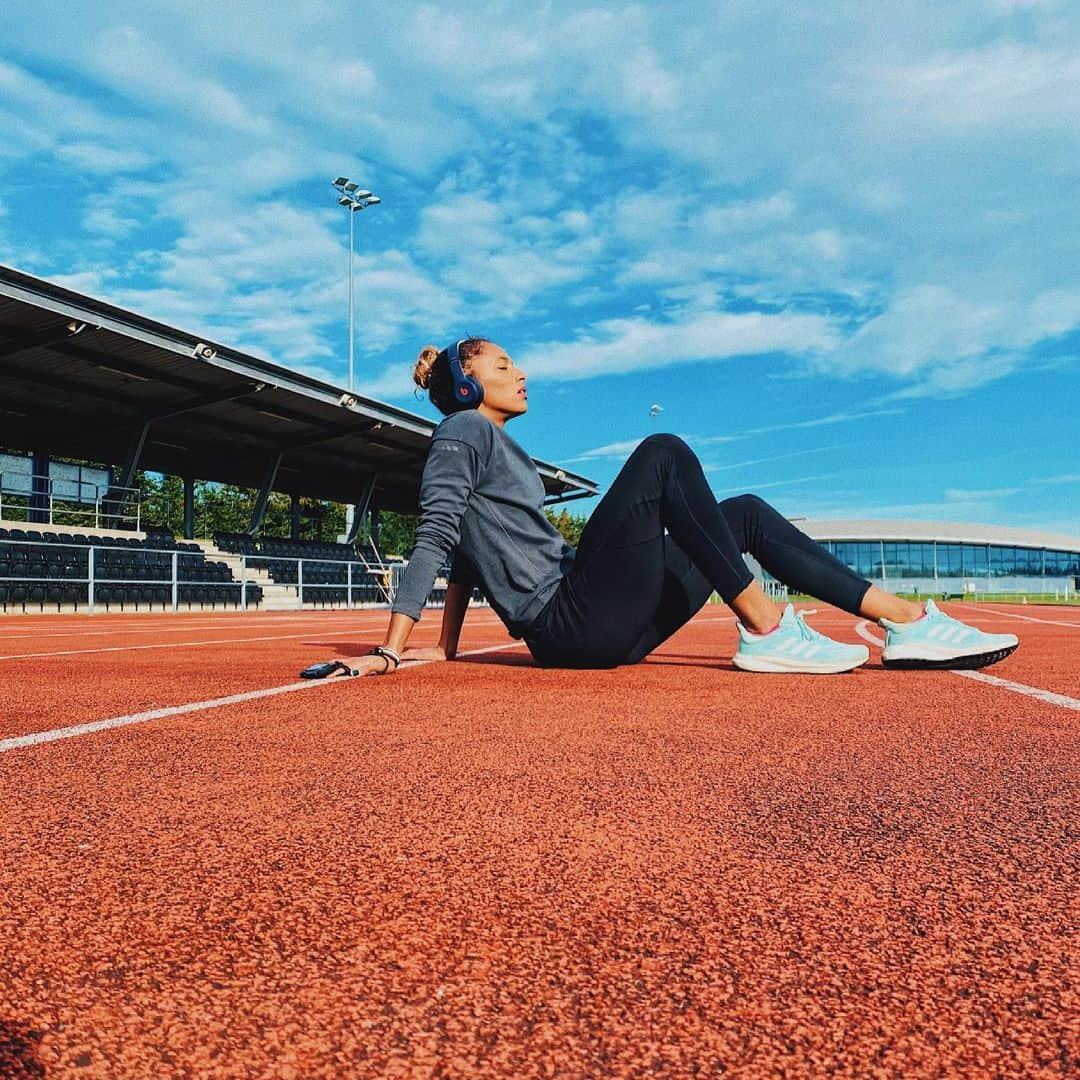 Laviai NIELSENのインスタグラム：「a lot of reps banked in the gorgeous London sun this morning  spring is coming, I can feel ittttt 🌞💐」