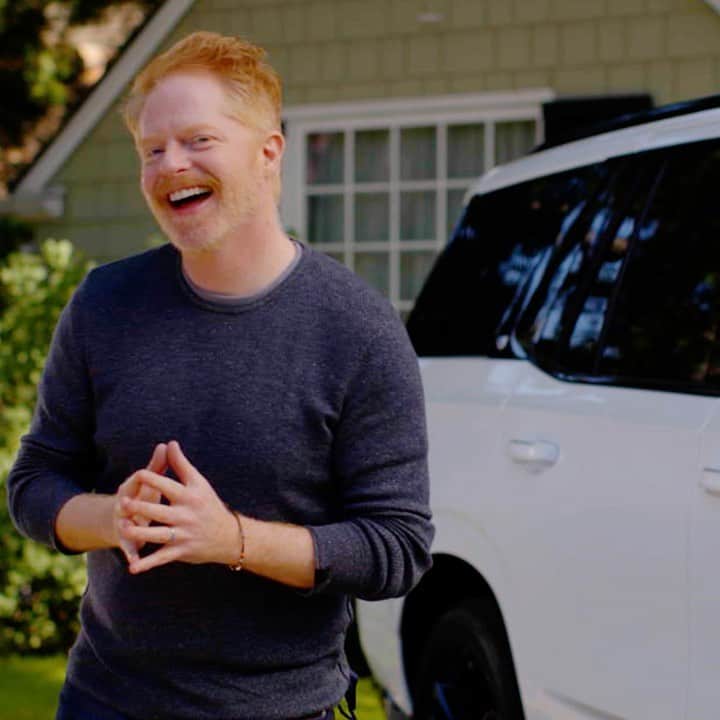 ジェシー・タイラー・ファーガソンのインスタグラム：「Want to support LGBTQ equality AND get the ultimate no-bickering-in-the-backseat family SUV... well then the 2021 Cadillac Escalade could be YOURS! Support Tie The Knot and enter at the link in my bio or go to omaze.com/jesse #omaze @omaze」
