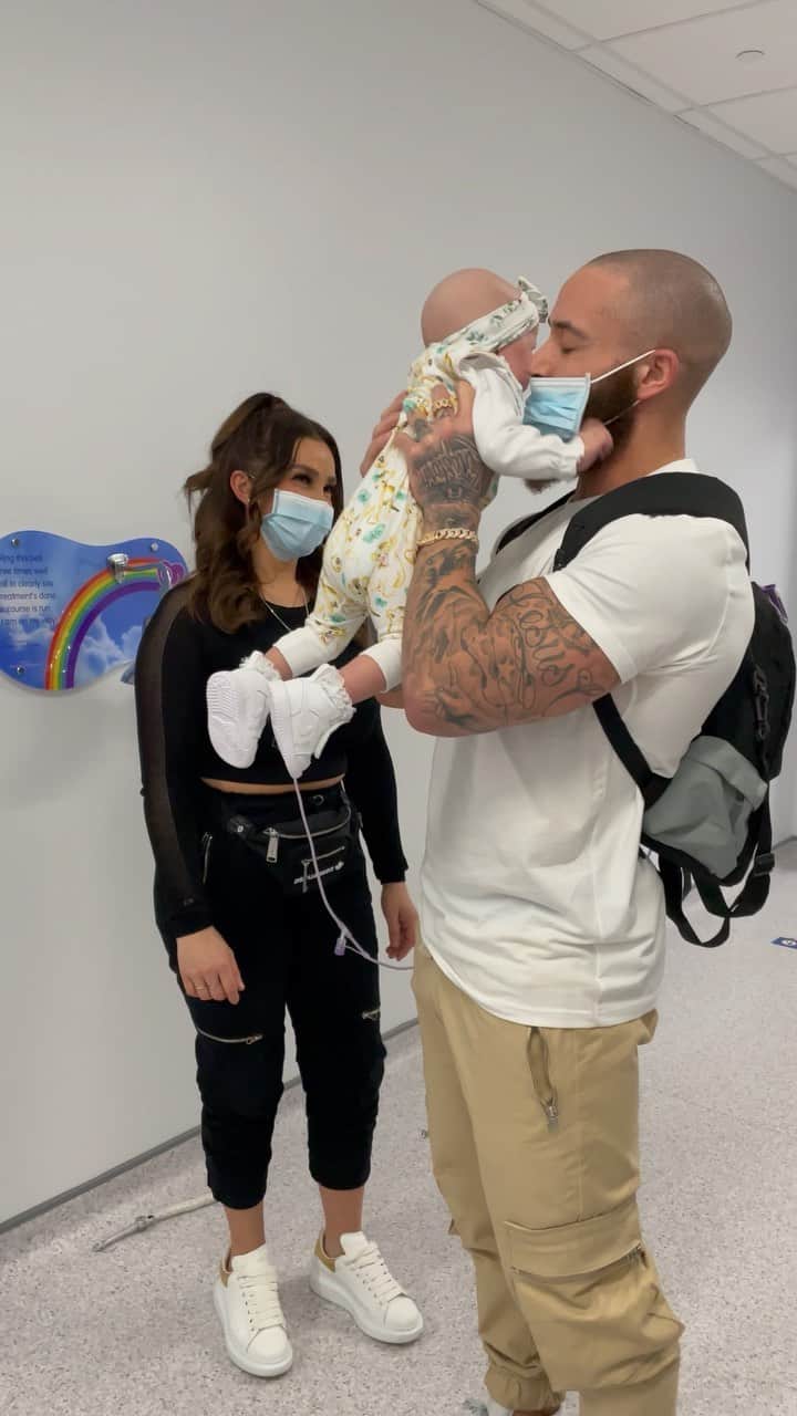 アシュリー・ケインのインスタグラム：「Today was supposed to be a day of unquestionable happiness. However, it turned out like most days on this journey; A miracle blindsided by heartbreak! 😢💔 . We got told a few days ago that’s Azaylia would be ringing the bell today and coming home with us, as a family to resume treatment 2 days per week as an outpatient. However, 10 minutes before the moment we have been praying for over the last 5 months... We got urgently informed that Azaylia’s leukemia had returned. We crumbled and cancelled the celebration as we felt broken and numb to the core before seeing her beautiful face telling us, the show must go on and us then realising how far our little girl has come and howmuch she deserves this moment. She has battled against the odds, she has overcome every obstacle in her path and she has done it all with remarkable spirit and the biggest smile on her face! 🥲❤️ . For now we are enjoying precious moments at home until we return to hospital on Friday! Thank you for your support and please keep our beautiful daughter in your prayers! 🙏🏾❤️」
