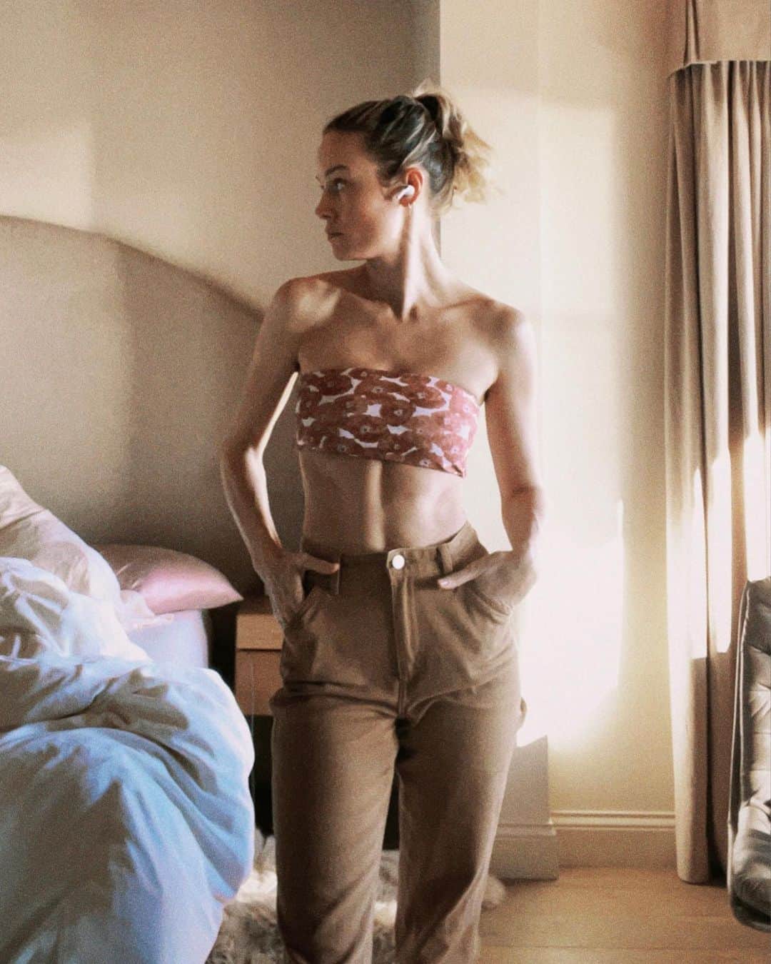 ブリー・ラーソンのインスタグラム：「Even superheroes don't make their beds some days. 🦸‍♀️」