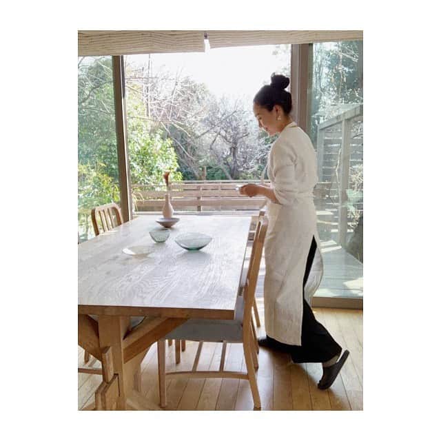 宇藤えみのインスタグラム：「オーダーしたはじめての白いエプロン。 リネンたっぷり使っていて贅沢すぎて 届いた時感動した！ 暮らしの中で心彩るモノがまた一つ増えました。 梅が満開になり、 新しいエプロンを身につけて料理しながら器を選ぶ。 大事なモノが少しずつ増えていく幸せったら。 鼻歌うたっちゃうくらいご機嫌だぁ♪  @phlannel × @uto_products コラボなんだけど 宇藤だけにUTOさんのブランド名前にも惹かれた🤫 #暮らし」
