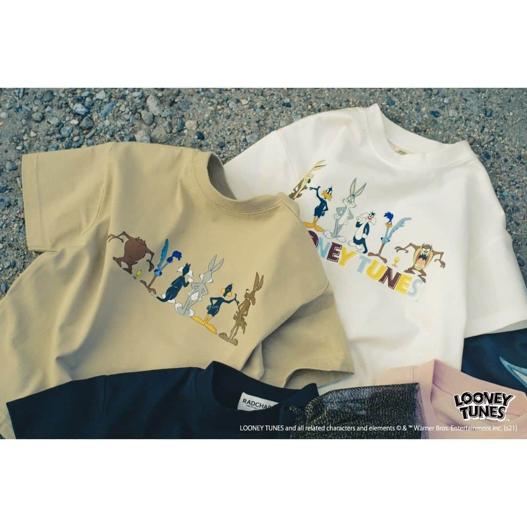 ラッドチャップさんのインスタグラム写真 - (ラッドチャップInstagram)「LOONEY TUNESコレクション  【LOONEY TUNES】　半袖Ｔシャツ　　 キャラクターの集合プリントが可愛らしい半袖Ｔシャツです✨ 前姿と後ろ姿が表裏にプリントされたユニークな1枚☺ 1着でコーディネートの主役になるアイテムです♪  ▷41-1106-025 【LOONEY TUNES】半袖Ｔシャツ オフホワイト/ベージュ 税込　2640円  #radchap #ラッドチャップ #子供服 #kids #kidsfashion #fashion #looneytunes #ルーニーテューンズ」2月24日 10時12分 - radchap_official