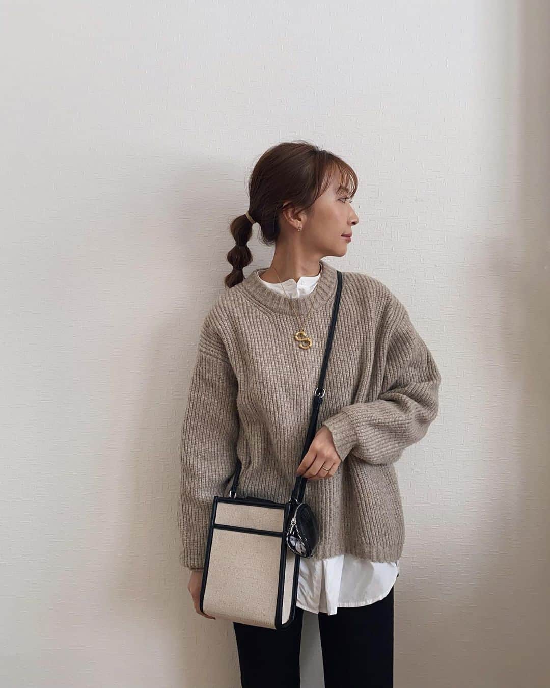 rats1316のインスタグラム：「・ シャツ　@titivatejp  ニット　@hm  パンツ　@azulbymoussy_official  バッグ　@nikoand_official  ・ ・ たまねぎヘア🧅🧅🧅 よく見たらエコバッグ入れてるポーチのチャックが開いておる😭 ・ ・ ・ #ママ#ママコーデ#ママファッション#code#ootd4nylonjp  #ootd#outfit#mamagirl#北海道ママ#札幌ママ#三児の母#プチプラコーデ#今日のコーデ#ママライフ#ロカリ#mineby3mootd#きょコ#今日の服#大人カジュアル#主婦#男の子ママ#mamagirl」