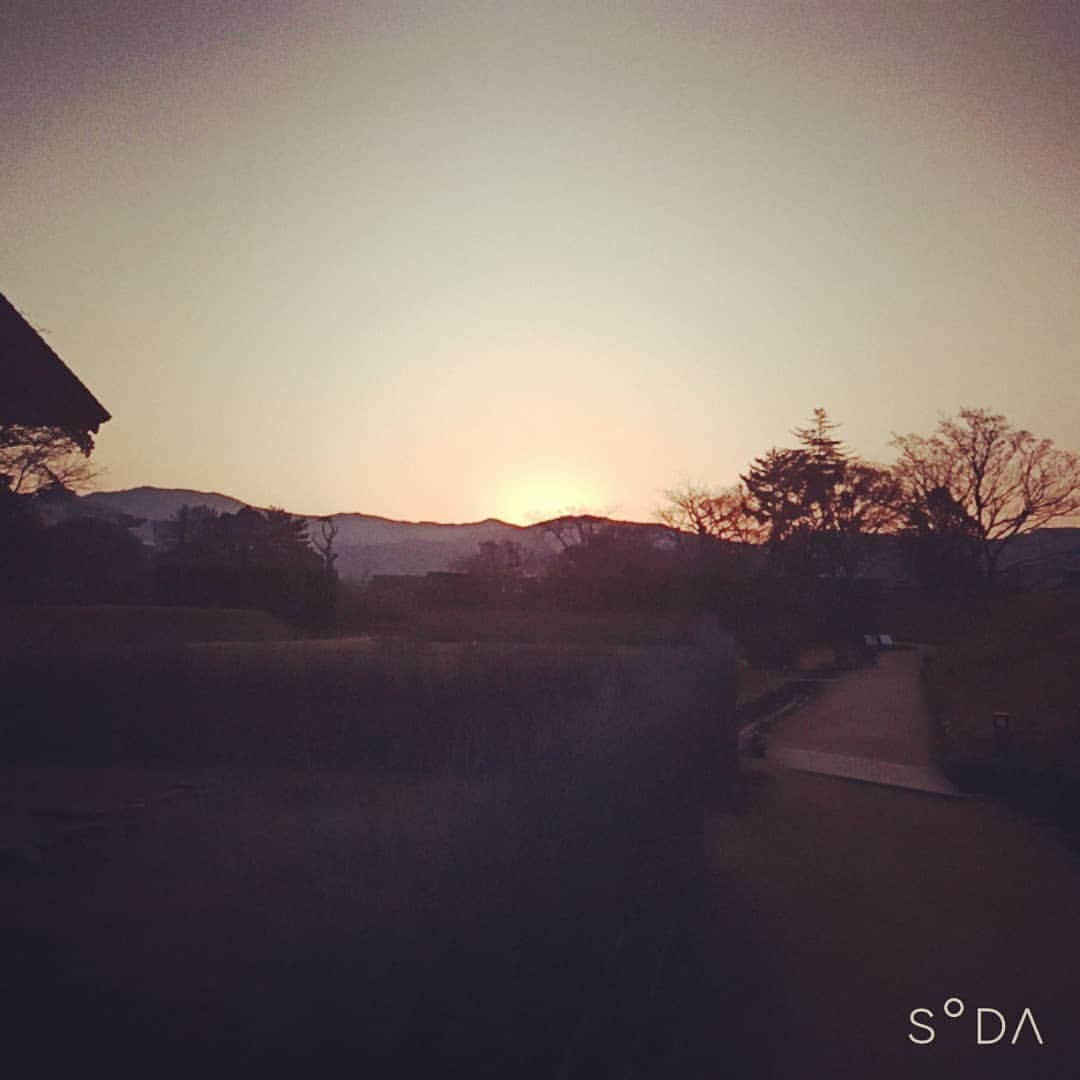 松本隆博のインスタグラム：「。 道後夜明け前。 今日も朝から歩きました。 歩きながら俳句を作る…… ハイキング～  一句！  今日もまた… 思い同じく… 先人も観た同じ…  松本山頭歌」