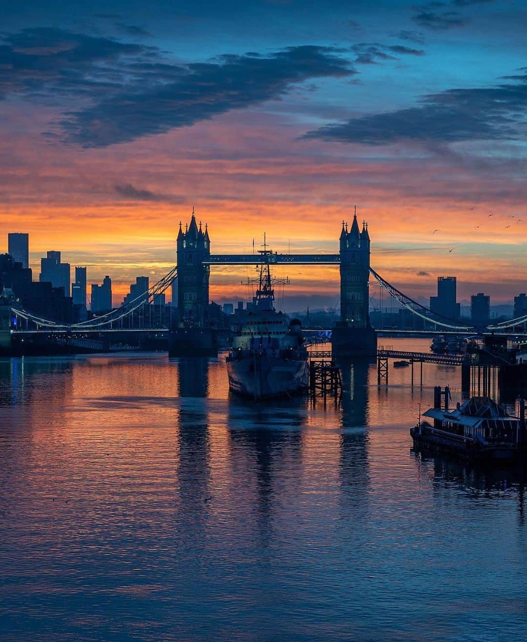 @LONDON | TAG #THISISLONDONさんのインスタグラム写真 - (@LONDON | TAG #THISISLONDONInstagram)「🔥 Insane capture from @justefe down at #TowerBridge! 😱 The winter sunrises have been exceptional as of late!! 🌇 Hope you’re enjoying the ride! ❤️🙏🏼  ___________________________________________  #thisislondon #lovelondon #london #londra #londonlife #londres #uk #visitlondon #british #🇬🇧」2月24日 4時48分 - london