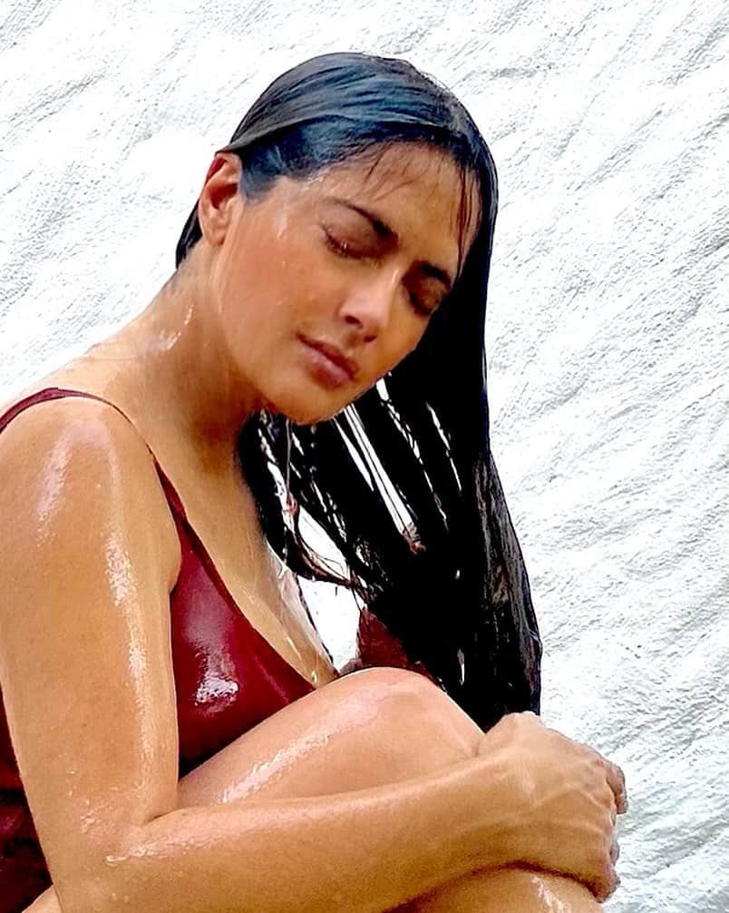 サルマ・ハエックさんのインスタグラム写真 - (サルマ・ハエックInstagram)「I’m ready “rain on me”  @ladygaga  estoy lista para que me llueva」2月24日 4時50分 - salmahayek
