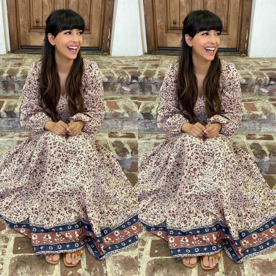 ハンナ・シモンのインスタグラム：「The level of happiness I feel when I can wear sustainable consciously made head to toe pretty things from a female founded company that loves Mother Earth PHEW @christydawn. Because anyone who knows me knows I am not a smiler in photos but it made so happy to get dressed up and sit on my front step. Anyone who is going thru it right now knows that these small moments of recognizing good people making good choices feels GOOD.  In case you are interested this dress and bow is made in collab with the Oshadi Collective in Erode, India. Each piece is made with organic cotton and colored using natural or organic dyes.   Oh and they make the shoes too.  FEEL FREE TO SAY CUTE DRESS/ SHOES/ WHATEVER BECAUSE THIS IS THE ONLY PLACE I CAN GET A FLEETING STRANGER OHLALA.」