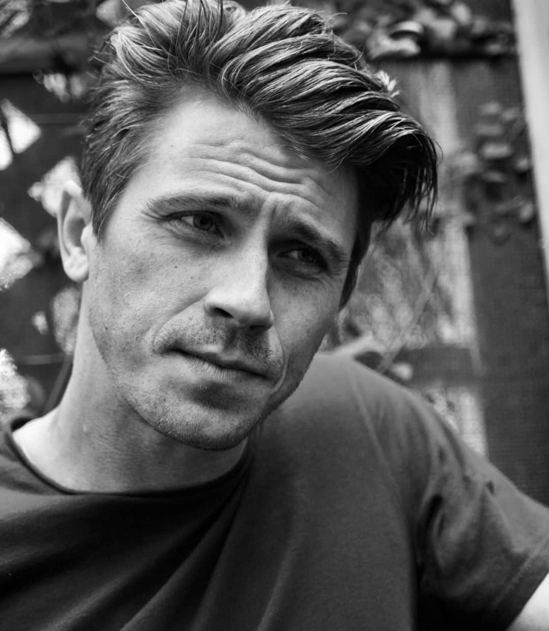 のインスタグラム：「I have missed taking pictures so much ! It was such a treat to be asked by @ilariaurbinati to take a portrait of #GarrettHedLund for @leoeditdaily . These shots were just me, my @leicacamerausa and Garrett in his back yard. #Girlgaze #AvailableForBackYardShoots」