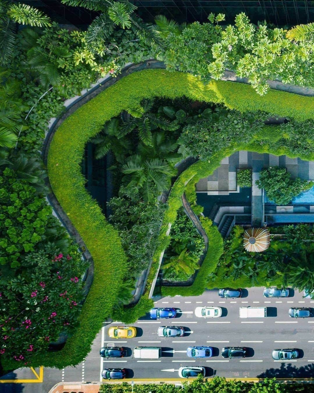 Discover Earthさんのインスタグラム写真 - (Discover EarthInstagram)「A building that breathes in Singapore. 🌴  Parkroyal Collection Pickering, Singapore is a luxury hotel located in the Central Area of Singapore. The building's "hotel-in-a-garden" design has been lauded for its unique architecture that incorporates 15,000 m2 of elevated terraced gardens. It looks amazing, right?  📍 Parkroyal Collection Pickering, Singapore  🇸🇬 #discoversingapore  with @demas  . . . .  #singapore  #igsg  #exploresingapore  #sgig  #sg  #yoursingapore  #instasg  #sgfood  #marinabaysands  #singaporean  #thisissingapore  #sglife  #visitsingapore  #sgvsco  #singaporeinsiders  #igerssingapore  #vscosg  #asia  #gardensbythebay  #marinabay  #gf_singapore  #sgfoodie  #싱가폴  #burpple  #sgfoodies  #sgcafe  #foodsg  #instagramsg」2月24日 5時00分 - discoverearth