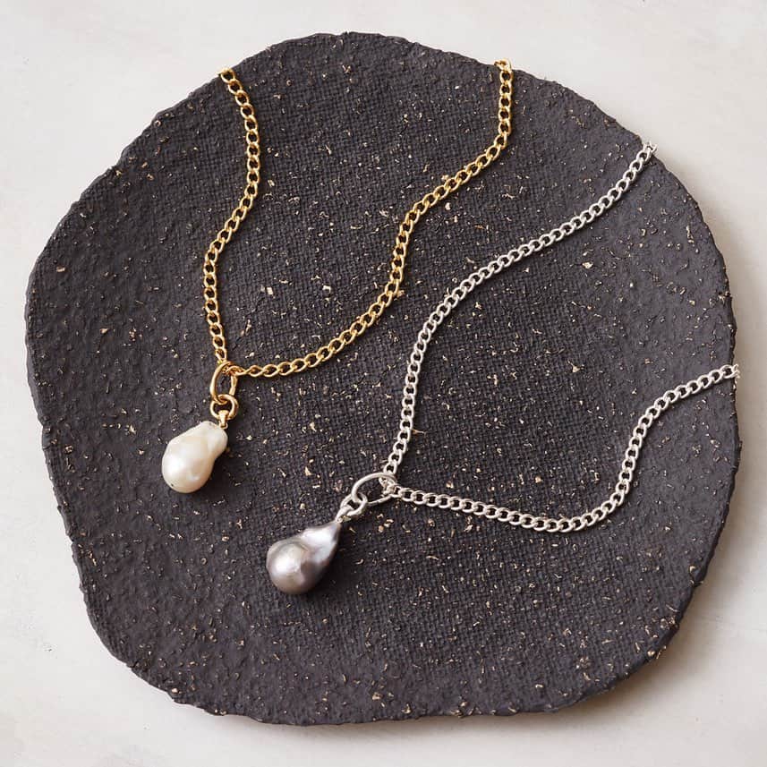 チャンルーのインスタグラム：「Maximalist style meets minimalist design with new Baroque Pearl necklaces ✨」