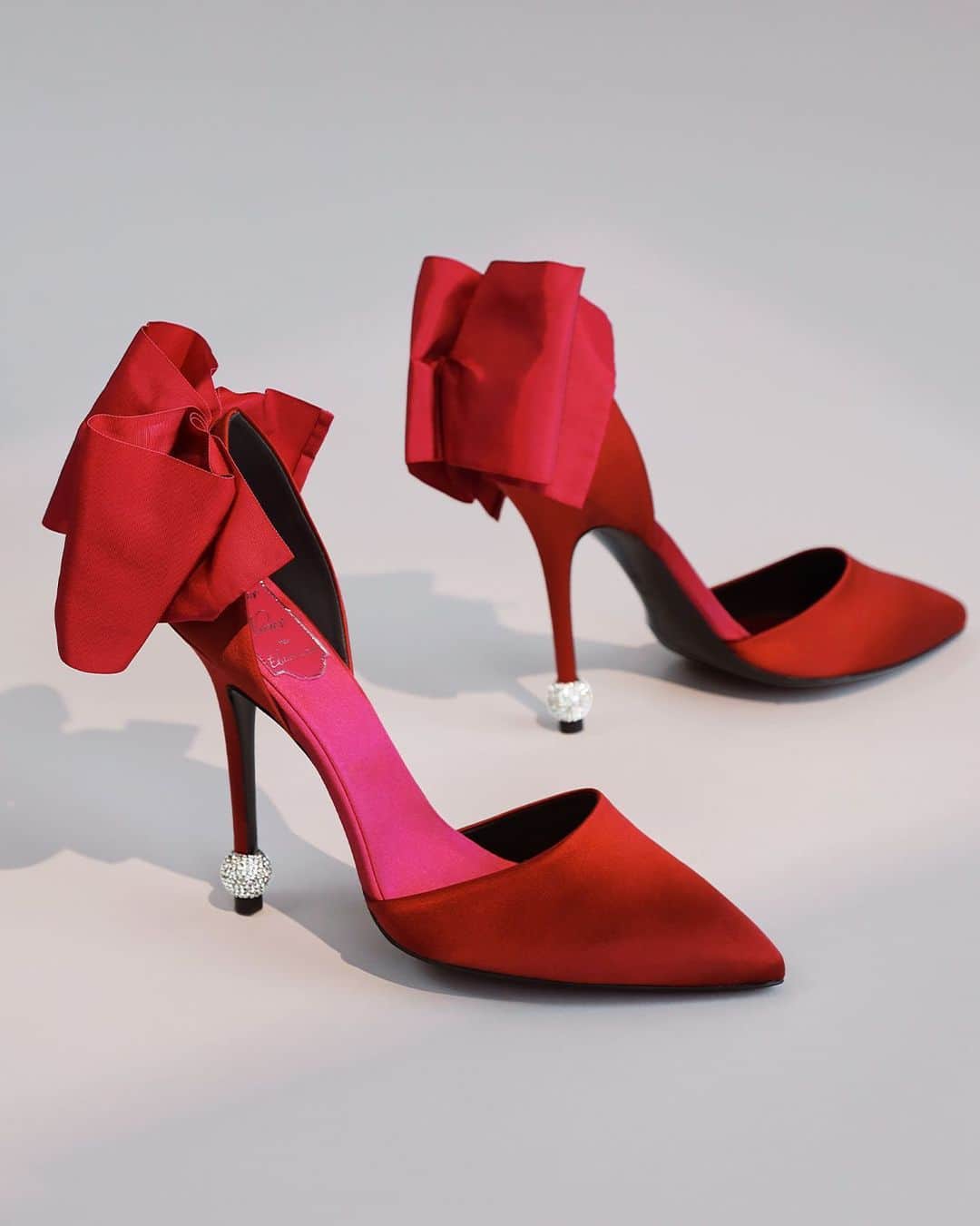 The Outnetのインスタグラム：「You better bow-lieve it! These @rogervivier heels are sure to make a statement ❣️  Shop all your favorite Instagram looks, just visit the link in bio」