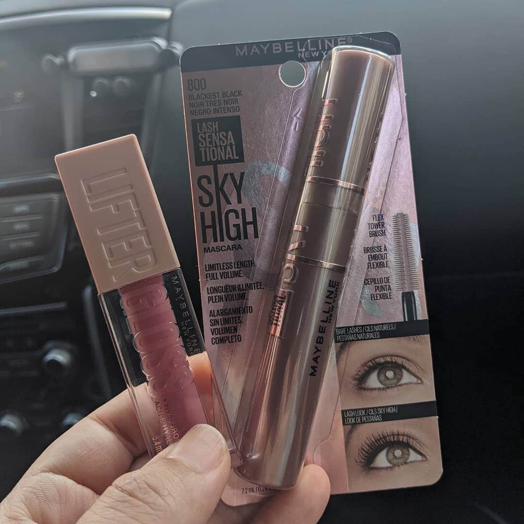 アマルのインスタグラム：「最近買ったマスカラとリップグロス💋リップグロスはマスクつけるから出かけるとき意味ないけど、気になるから買った😊ルンルン〜💕🥰」