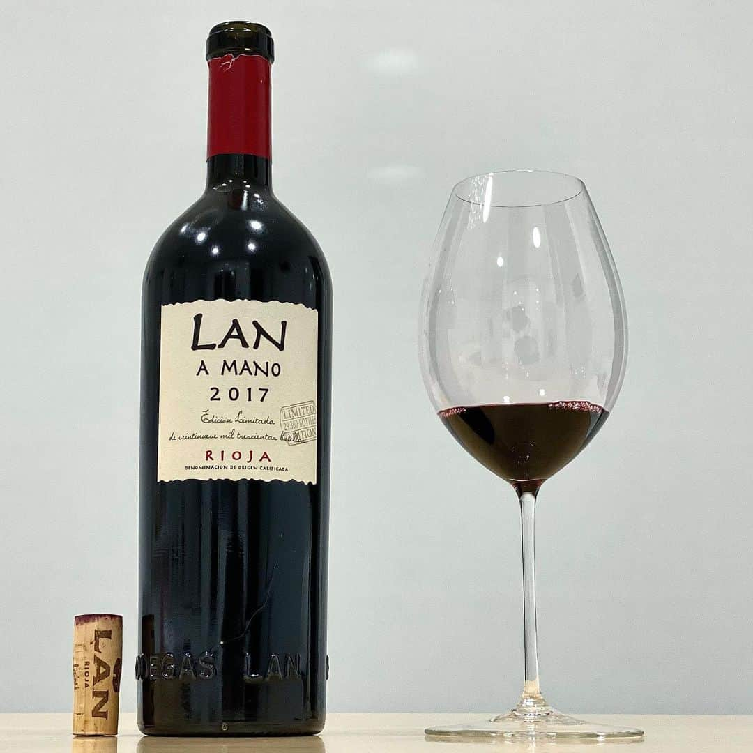 エンリケ・ソラ・クレメンテさんのインスタグラム写真 - (エンリケ・ソラ・クレメンテInstagram)「LAN A Mano 2017, Bodegas LAN. DOCa Rioja. El vino más atrevido y contundente de la Bodega, una referencia para los vinos riojanos. Elaborado de 85% Tempranillo, 10% Graciano y 5% Mazuelo fruto de una selección de cepas de entre 35 y 40 años del Pago “El Rincón”. Tiene una crianza durante 8 meses en barrica de roble francés procedente de los bosques de Jupille y Troncaise seguido de 5 meses en roble nuevo del Cáucaso. Vino sin clarificar y sin filtrar. Lan A Mano enfatiza con su nombre el proceso manual de una elaboración especialmente cuidada que incluye una selección grano a grano de todas sus uvas. Un lujo de vino. Es un vino con carácter, de gran personalidad, fiel reflejo del terruño del que procede. En la añada 2011 fue elegido entre los 25 mejores vinos del mundo por la prestigiosa revista americana Wine Spectator. LAN tiene el privilegio de contar con un viñedo como Viña Lanciano, una finca de 72 hectáreas rodeada por el río Ebro y cuya ubicación, suelos, microclima y edad de la cepas (de 35 a 60 años) lo convierten en un viñedo muy especial. Botella nº 2284/29300. Degustado en Riedel Sommeliers Tinto Reserva. Salud gente! Y que sigáis disfrutando del vino! • • • • • #vino #vin #vinho #вино #ワイン #紅酒 #wein #champagne #winelover #wineinfluencer #winetime #winecellar #wineporn #instawine #winetasting #sommelier #champagnelover #somm #lan #bodegaslan #lanamano #rioja #riojawine #riedel #riedelsommeliers」2月24日 5時09分 - kike_sola