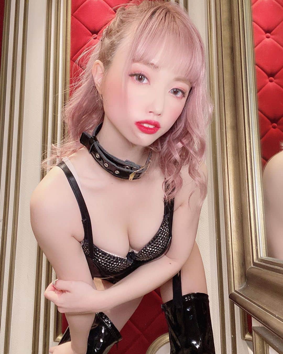 のインスタグラム：「. BLACKFLOW私にとっては本当に挑戦させて貰える 凄い機会を与えていただいたんですが、 毎日全然できなくて喉潰しても 泣きながら寝ずに練習しても 本番ギリギリまでダメ出ししかされなかったけど、 歌い終わった後のみんなの声援、 涙がでました。 とっても幸せでした。 未熟ですがきいてくださって 観てくれて本当にありがとうございました。 これからも頑張ります。 本当はあまり歌載せたくないけどこれから成長する為にのせておきます。 何年後かに笑えるように。 . 一緒に歌ってくださったりりーさん、みのりさん、まりん、ノアちゃん 練習付き合ってくださった みいさん、くろとさん、くみさん ボイトレしてくださった ライムさん そして今回計画してくださった良太さん 本当にありがとうございました🙇‍♀️ . . . . . . . . . . . . . . . . . . #エンタメ活動を止めない #アジア一のエンターテインメント #burlesque#burlesque lesquetokyo#バーレスク東京#ダンサー#透明少女#model#hairmake#makeup#love#ootd#fashion#instagood#instalike#instafashion#tokyo#white #오오티디‭#셀카#메이크업#머리스타그램 #お洒落さんと繋がりたい#カメラ好きな人と繋がりたい#モデル#東京」