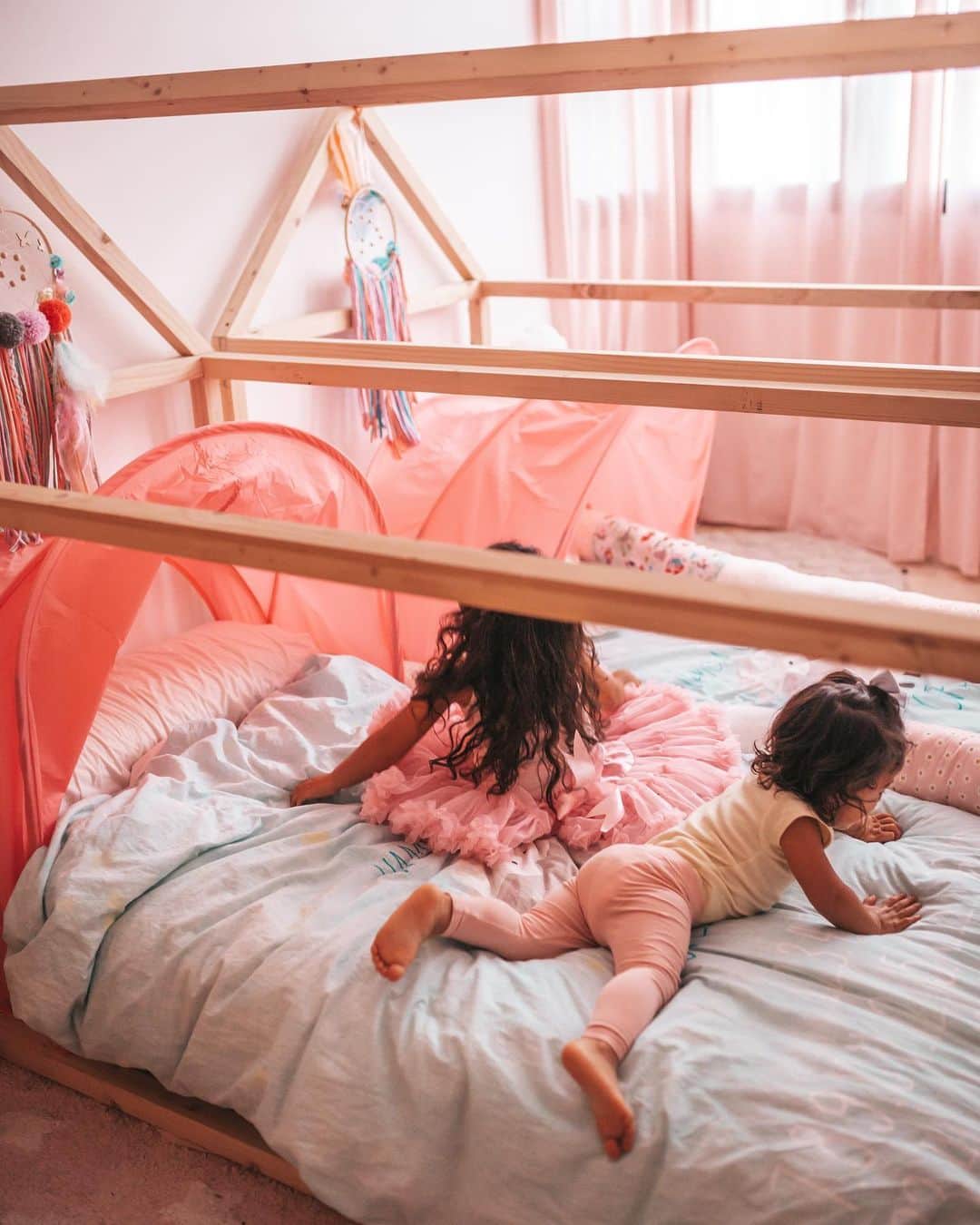 ジェマ・マリンのインスタグラム：「The Montessori method is based largely on the concepts of independence, choice, and freedom of movement. And that’s why I fell in love with these type of beds. Already with Alex I used Montessori floor beds. these are not raised off the floor so that the kids can get in and out once They start crawling, and so that They won’t hurt themselves if They roll out. The bed is designed to keep her safe without caging them in like a crib would.  Ours are form @woodenland_  And Alex and Dani absolutely love. I’m so happy they feel independent and confident. What do you think about Montessori method?   #montessori #montessoribeds #floorbeds #camamontessori #kidsroom #kidsroomdesign   El método Montessori se basa en gran medida en los conceptos de independencia, elección y libertad de movimiento. Y por eso me enamoré de este tipo de camas. Ya con Alex usé camas de suelo estilo Montessori. No se elevan del suelo para que los niños puedan entrar y salir una vez que comiencen a gatear, y para que no se lastimen si salen rodando. La cama está diseñada para mantenerles a salvo sin enjaularlos como lo haría una cuna.  Las nuestras son de @woodenland_  Y Alex y Dani les encanta.Y a mi me encanta que se sientan independientes y confiadas.」
