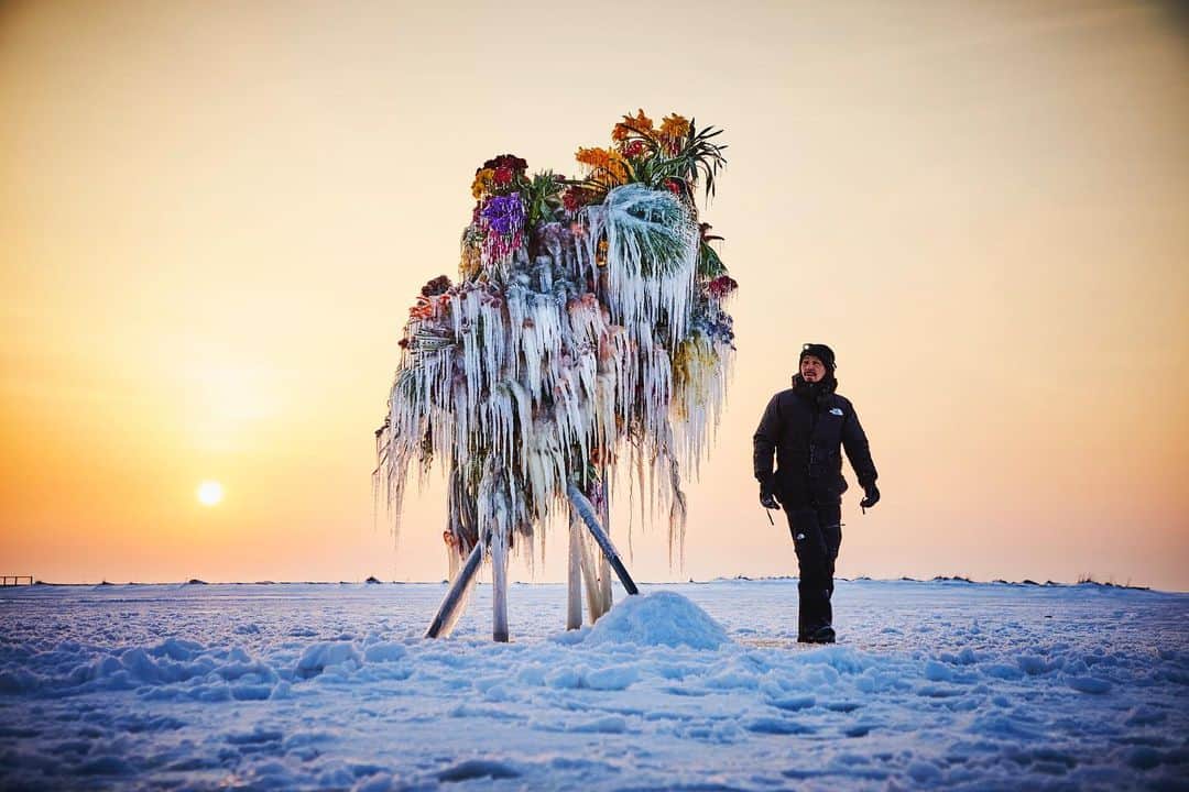 椎木俊介のインスタグラム：「Frozen Flowers (2021)  #azumamakoto #makotoazuma #shiinokishunsuke #amkk #amkkproject #botanicalsculpture #todowara #hokkaido #theendoftheworld #東信 #東信花樹研究所 #トドワラ #野付半島」