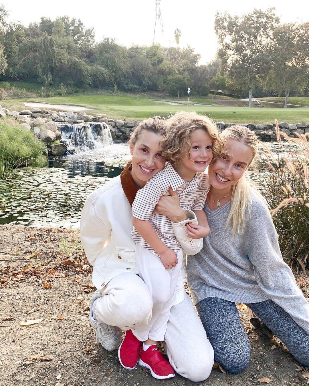 ホイットニー・ポートのインスタグラム：「Coming from a big family has its pros and sometimes cons, but the biggest pro is that I have so many people to love and be best friends with. Everyone in my family lives in LA except Jade, so spending time with her while she is in town means more to me than I can even explain.  ⠀⠀⠀⠀⠀⠀⠀⠀⠀ Jade is a beauty junkie (bigger than me) and she shares all of her must-know beauty tricks + products. Plus we go down memory lane — as best we can — and share tips for coping with grief. ⠀⠀⠀⠀⠀⠀⠀⠀⠀ For those of you struggling with grief, please remember I am always here for you and you are not alone. I mentioned this before, but @optionb and @ourhousegrief are great resources for strength and healing.  ⠀⠀⠀⠀⠀⠀⠀⠀⠀ We love you and hope you enjoy our episode. #linkinbio to listen in! Xx」