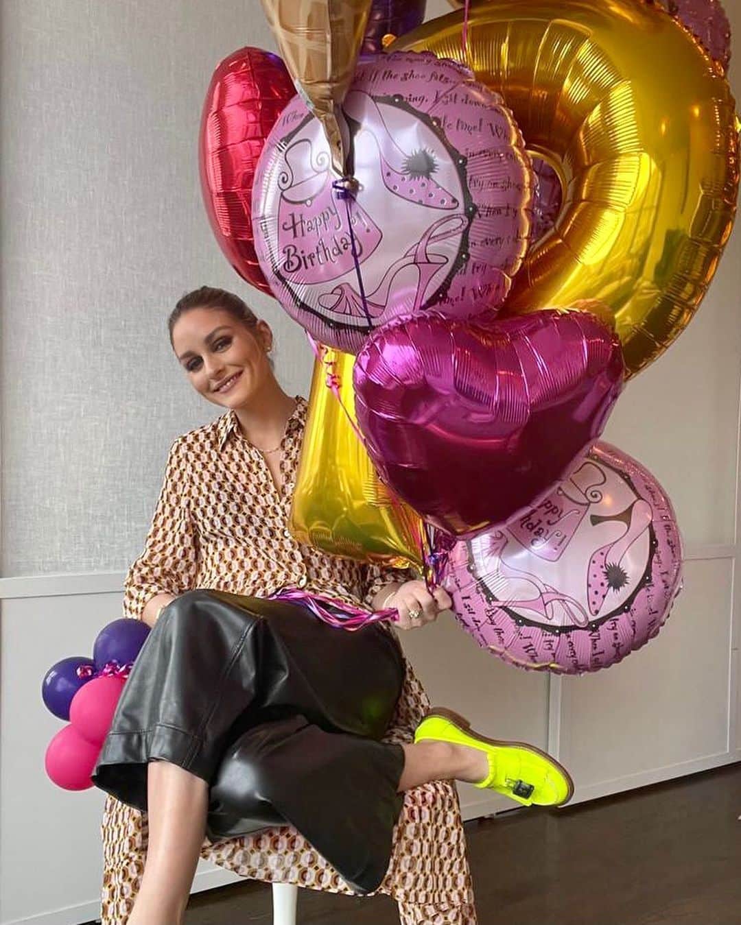 オリヴィア・パレルモのインスタグラム：「Let the birthday celebrations commence!!! 🎉 🥳  Loving the pre-birthday balloons from my husband 🎈🤗」