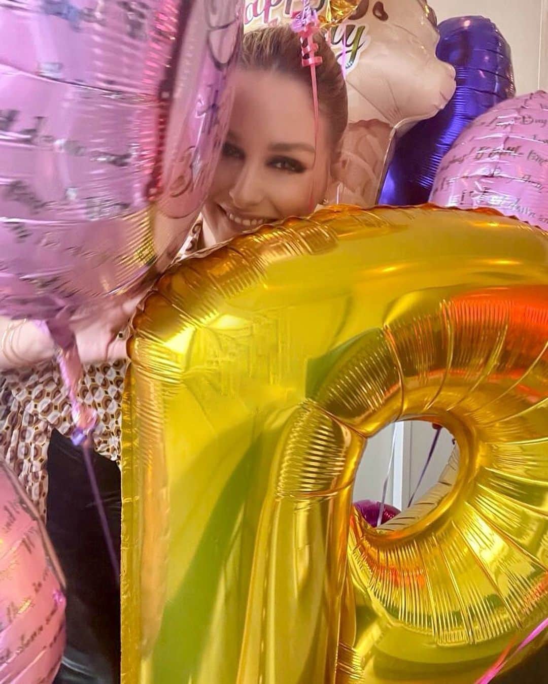 オリヴィア・パレルモさんのインスタグラム写真 - (オリヴィア・パレルモInstagram)「Let the birthday celebrations commence!!! 🎉 🥳  Loving the pre-birthday balloons from my husband 🎈🤗」2月24日 5時18分 - oliviapalermo