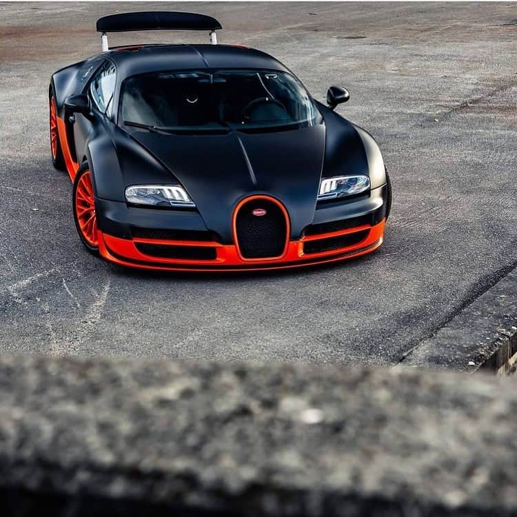 Amazing Carsさんのインスタグラム写真 - (Amazing CarsInstagram)「World Record Edition😈  Photo via: @thepounce   Second page: @M85Media  Other page: @StancedAutohaus  #AmazingCars247 #Bugatti #Veyron」2月24日 5時20分 - amazingcars247
