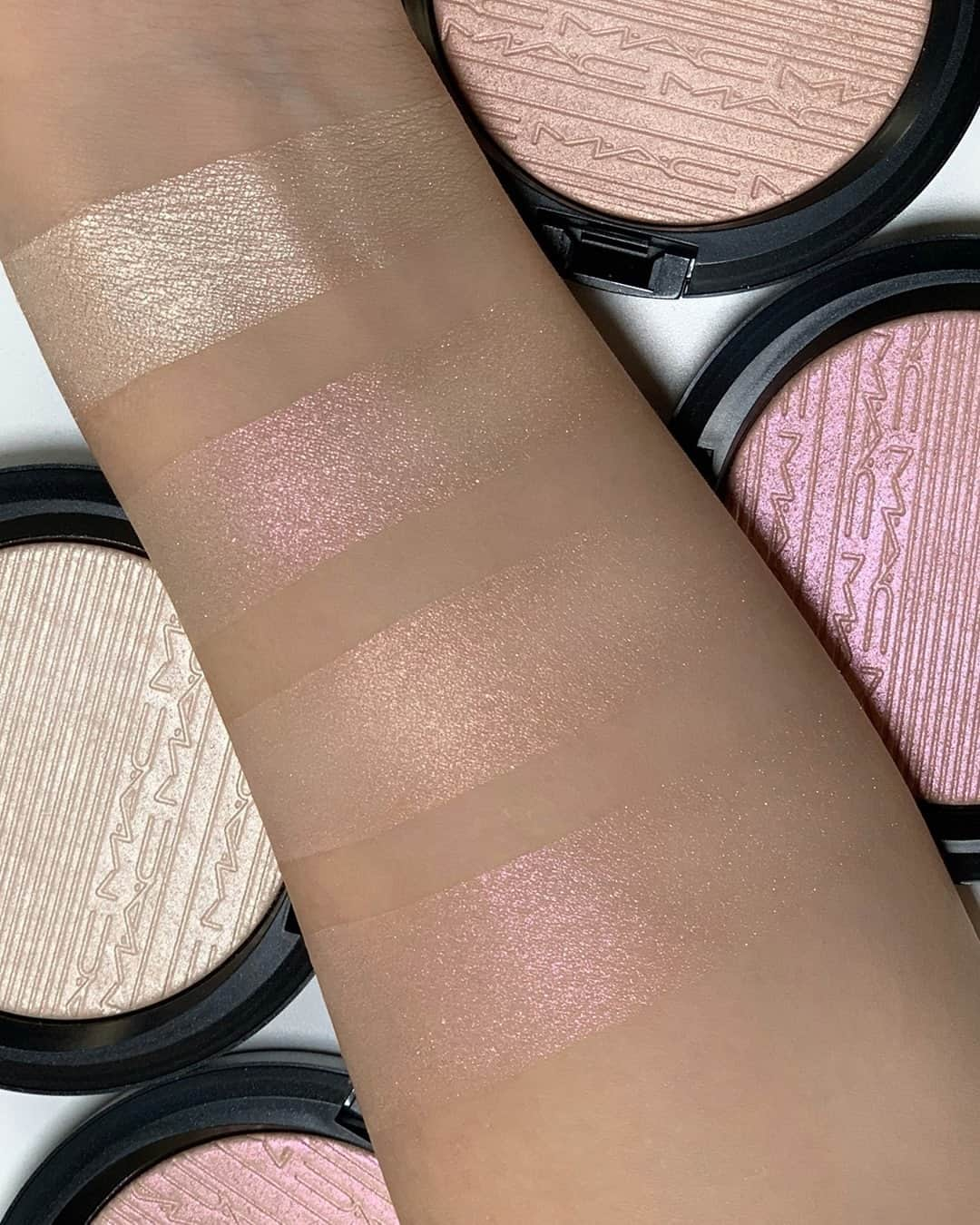 メイクアップアートコスメティックスのインスタグラム：「Glow off with Extra Dimension Skinfinish ✨. Our best-selling liquid-powder highlighter reflects light for a luminous, well-defined finish that lasts all day. Prismatic shades from top to bottom: ✨Double-Gleam ✨Show Gold ✨Iced Apricot ✨Petallic Metallic  #Regram @maccosmeticsjapan」