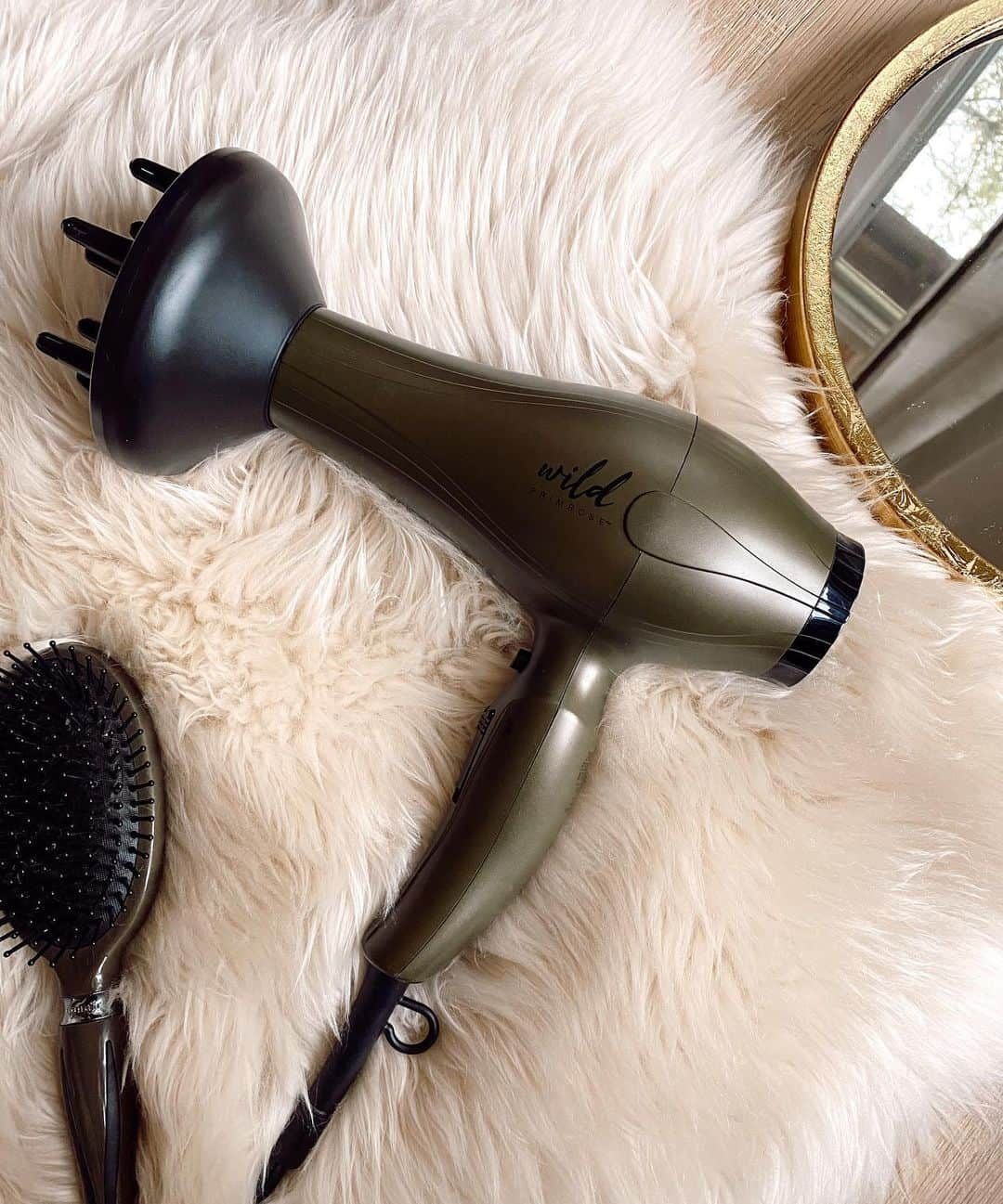 Sazan Hendrixさんのインスタグラム写真 - (Sazan HendrixInstagram)「Diffused curls can be wildly unpredictable which is why I knew the #SazanXWildprimrose blow dryer needed to be on point 〰️ 💆🏻‍♀️ I cannot tell you the number of times I’ve used other diffusers and how the attachment flies off my thick head of hair but not this one honeyyy 🤣 thx for bringing this to life with me @conair & making it so easily accessible at @walmart! Get it while it’s hot!(see what I did there?) K I’ll stop while I’m ahead 🤪 @scunci #sazanxscunci #sazanxconair #hairstyles」2月24日 5時22分 - sazan