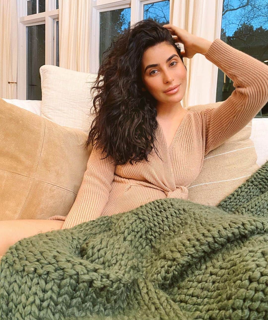 Sazan Hendrixさんのインスタグラム写真 - (Sazan HendrixInstagram)「Diffused curls can be wildly unpredictable which is why I knew the #SazanXWildprimrose blow dryer needed to be on point 〰️ 💆🏻‍♀️ I cannot tell you the number of times I’ve used other diffusers and how the attachment flies off my thick head of hair but not this one honeyyy 🤣 thx for bringing this to life with me @conair & making it so easily accessible at @walmart! Get it while it’s hot!(see what I did there?) K I’ll stop while I’m ahead 🤪 @scunci #sazanxscunci #sazanxconair #hairstyles」2月24日 5時22分 - sazan