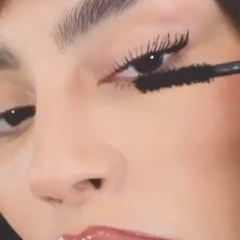 Revlonのインスタグラム：「The eyes, you guys 🤩  @sarah.feingold is wearing:  - #RevlonSoFierce Big Bad Lash Mascara - #SuperLustrous Lipstick in Brazilian Tan (672) - #SuperLustrous #TheGloss in Crystal Clear (200)  #WearResponsibly」