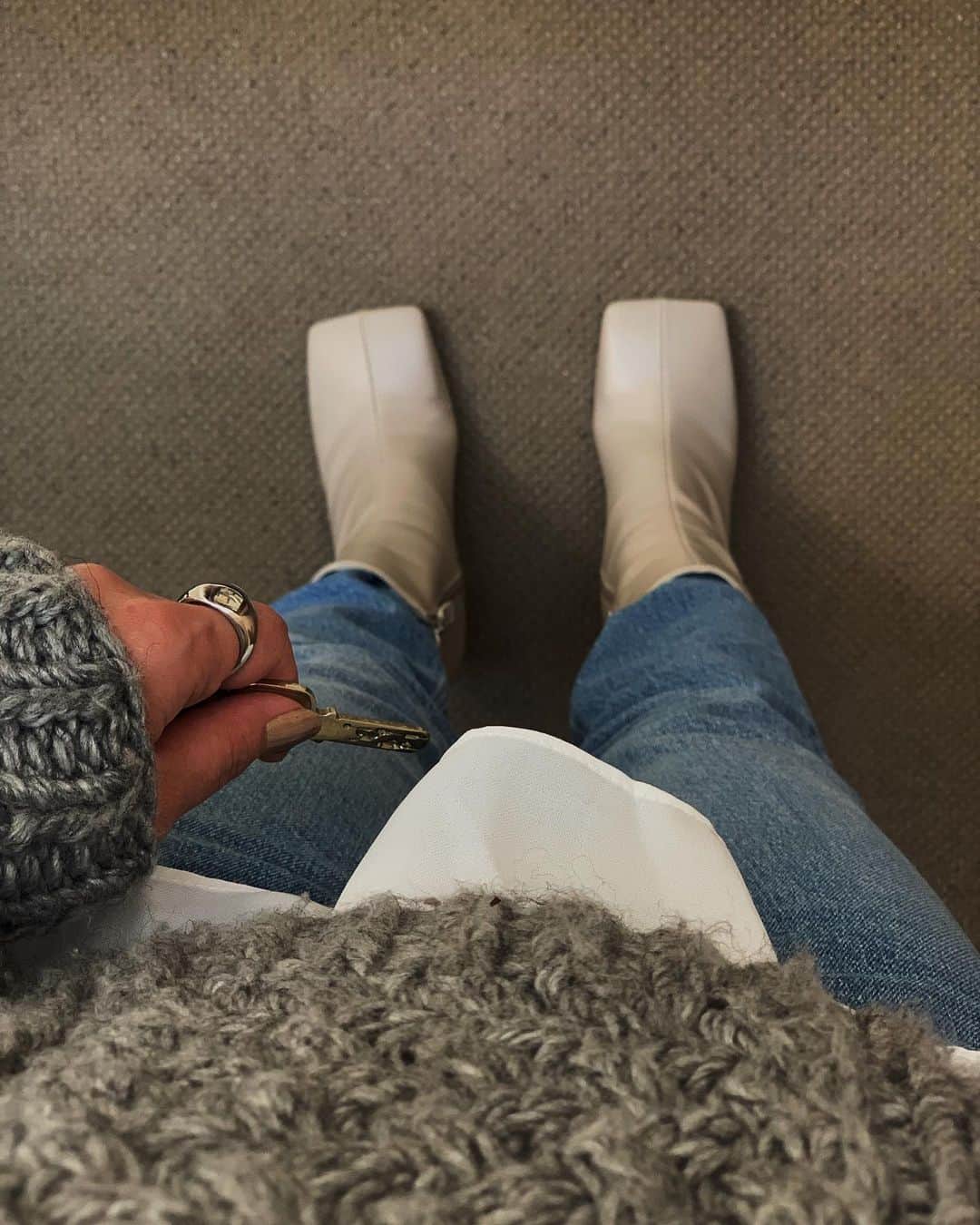 日下裕江さんのインスタグラム写真 - (日下裕江Instagram)「Square toes boots  This season's trend!  つま先が四角いの⬜︎✩.*˚  きゃわ♡  @sly_official  #squaretoe #squaretoeboots  #whiteboots #trend」2月24日 5時25分 - hiroe___h