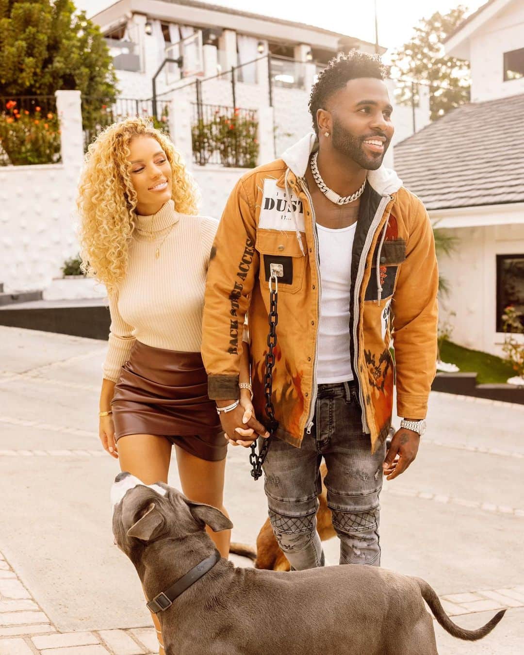 Jena Frumesさんのインスタグラム写真 - (Jena FrumesInstagram)「Hard to get the fur babies in one pic so this is quite an accomplishment🐾😅 @jasonderulo   New YT video up now✨link in bio  📸: @martin_depict #ghost #ice」2月24日 5時31分 - jenafrumes