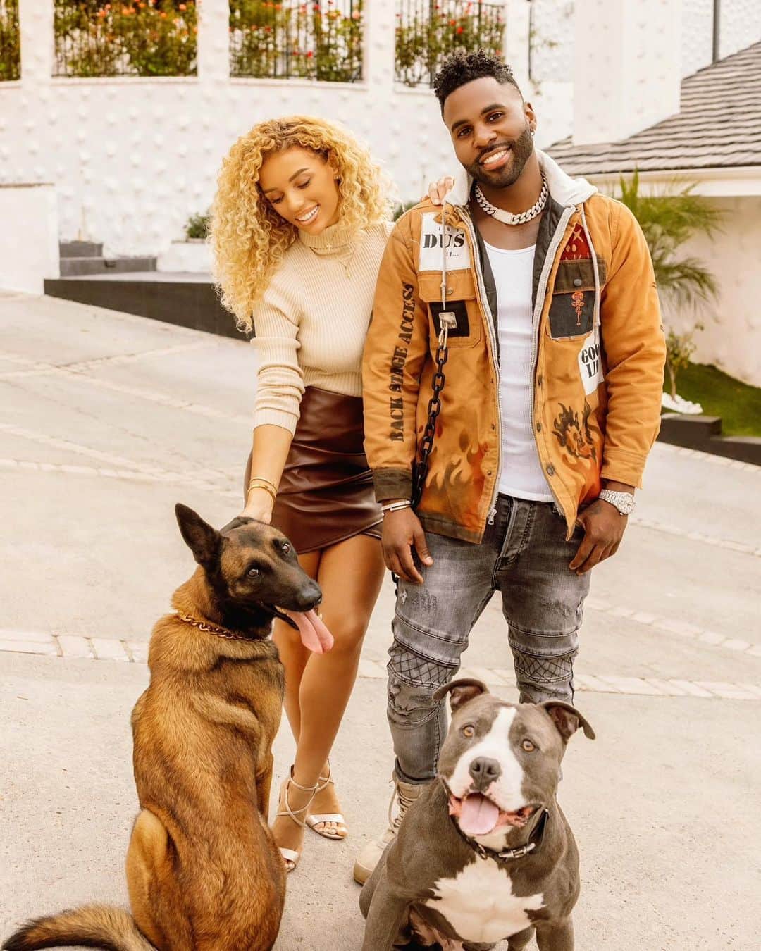 Jena Frumesのインスタグラム：「Hard to get the fur babies in one pic so this is quite an accomplishment🐾😅 @jasonderulo   New YT video up now✨link in bio  📸: @martin_depict #ghost #ice」