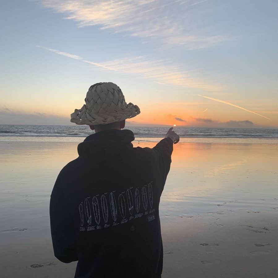 マリブシャツさんのインスタグラム写真 - (マリブシャツInstagram)「Sunsets in the Clark Foam sketch hoodie 🌞」2月24日 5時31分 - malibushirts