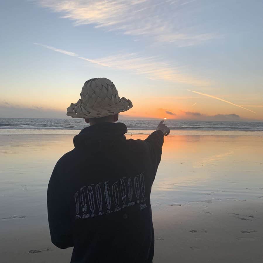 マリブシャツのインスタグラム：「Sunsets in the Clark Foam sketch hoodie 🌞」
